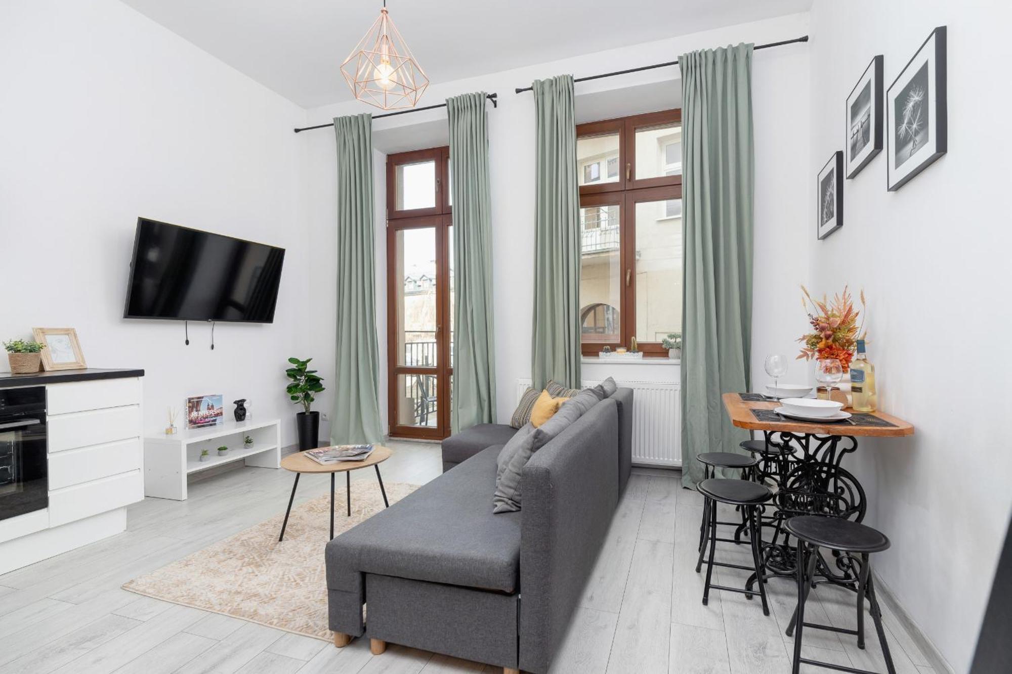 Comfortable And Elegant Studio With Balcony For 4 People In Cracow By Renters