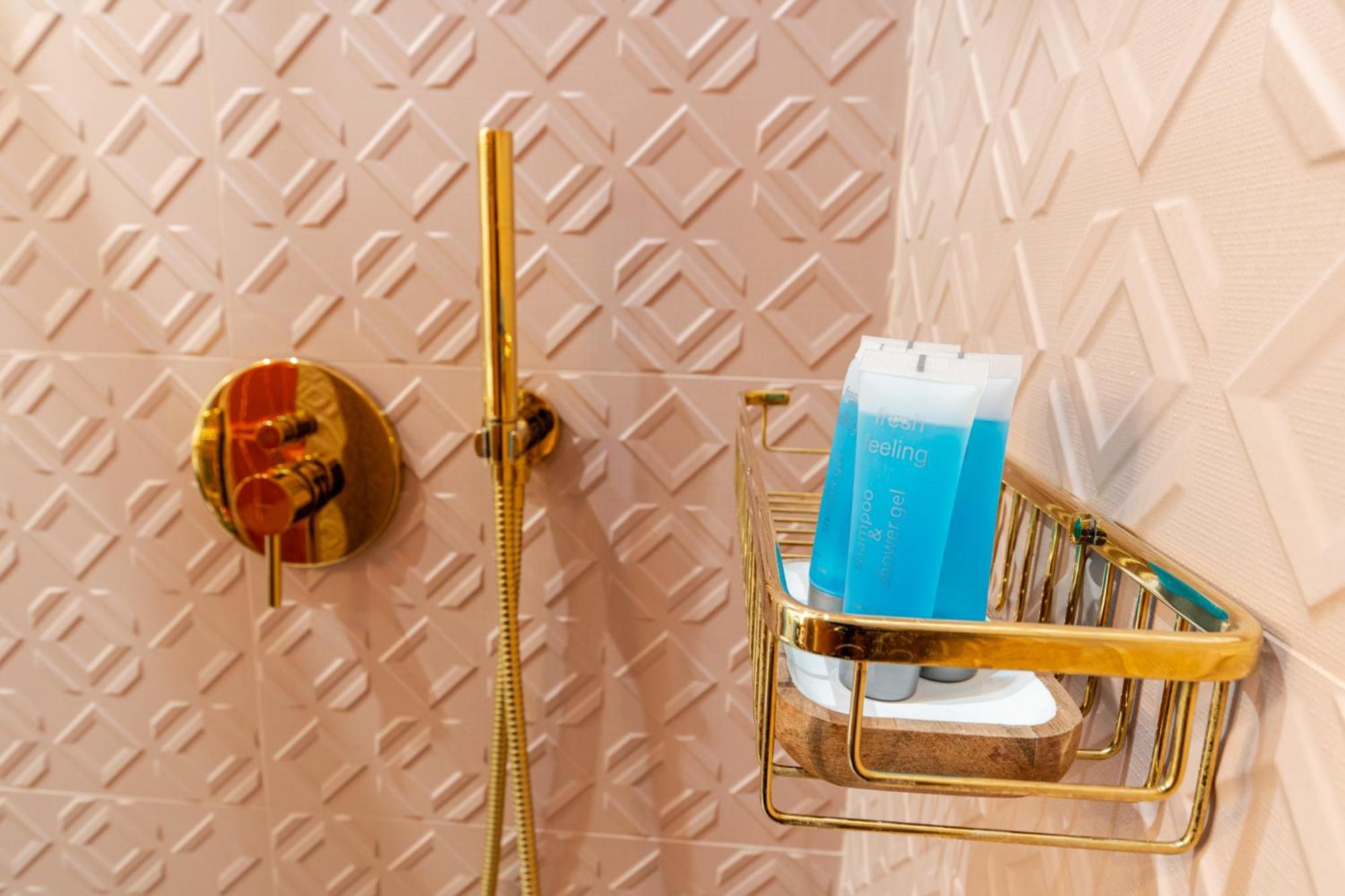 Estery Colourful Luxury Apartment *