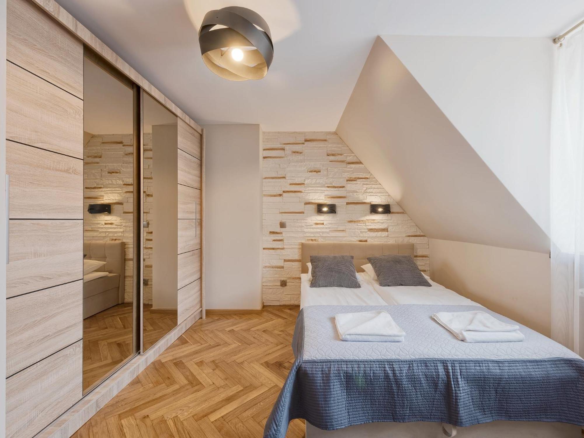 Around Market Square Apartment *