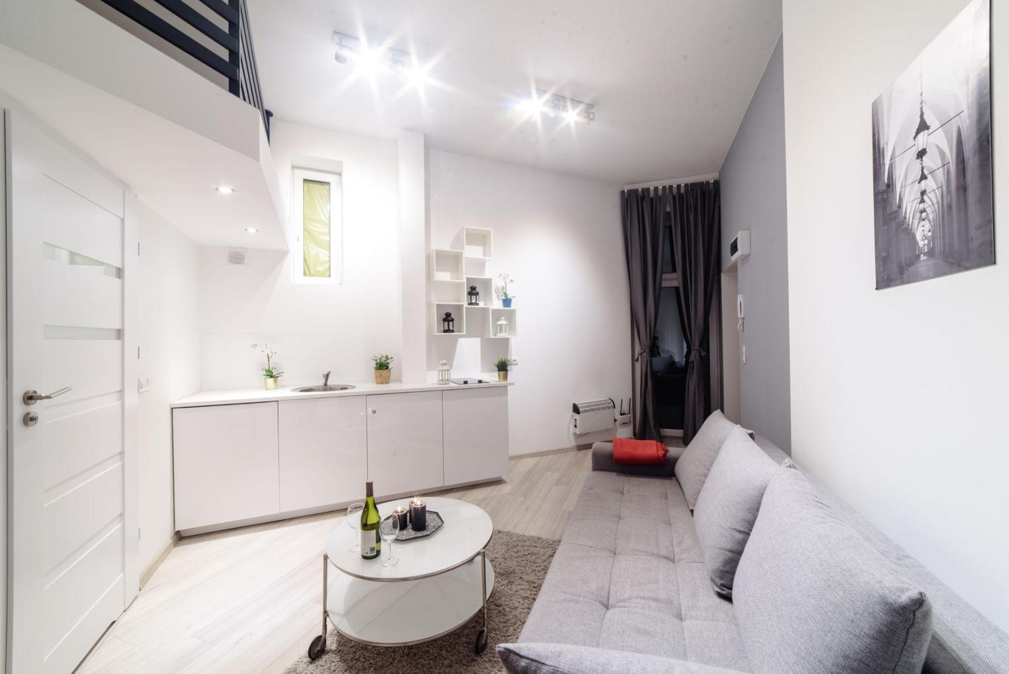 2 Nights - Great Location, Right Next To Main Rail And Bus Station, 10 Min To Main Square By Foot