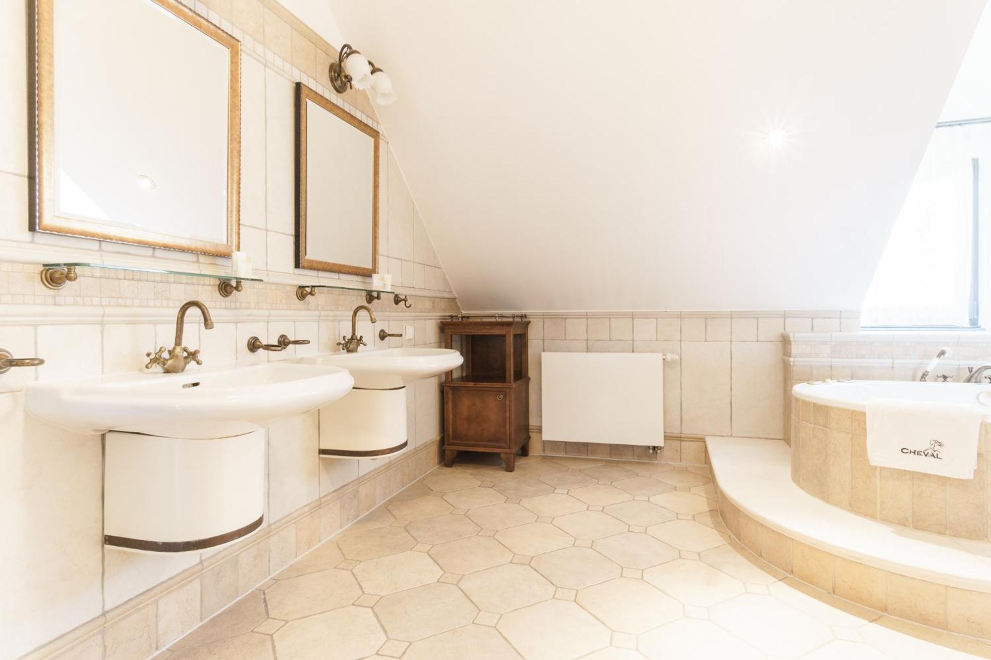 Aparthotel W Dworku Cheval *