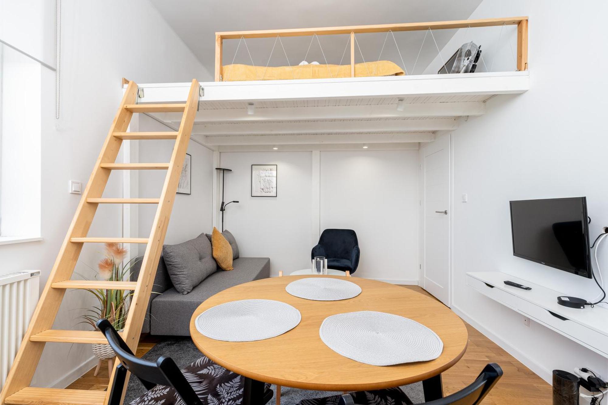 Old Town Chic With Mezzanine Apartament