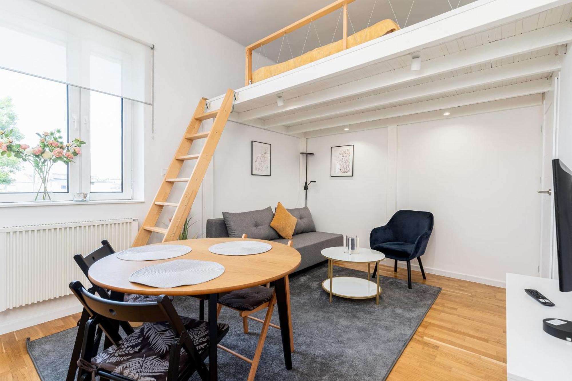 Old Town Chic With Mezzanine Apartament