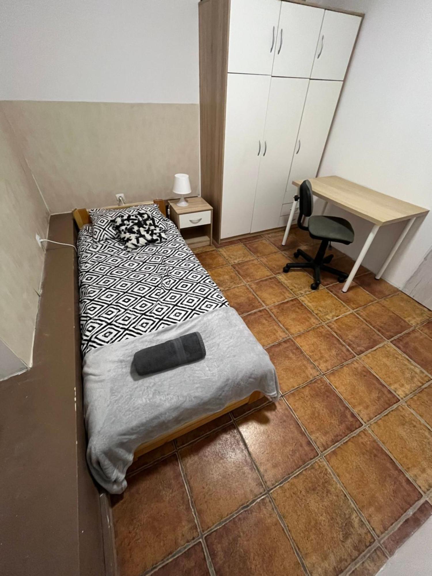 Homestay And Affordable In Basement Krakow