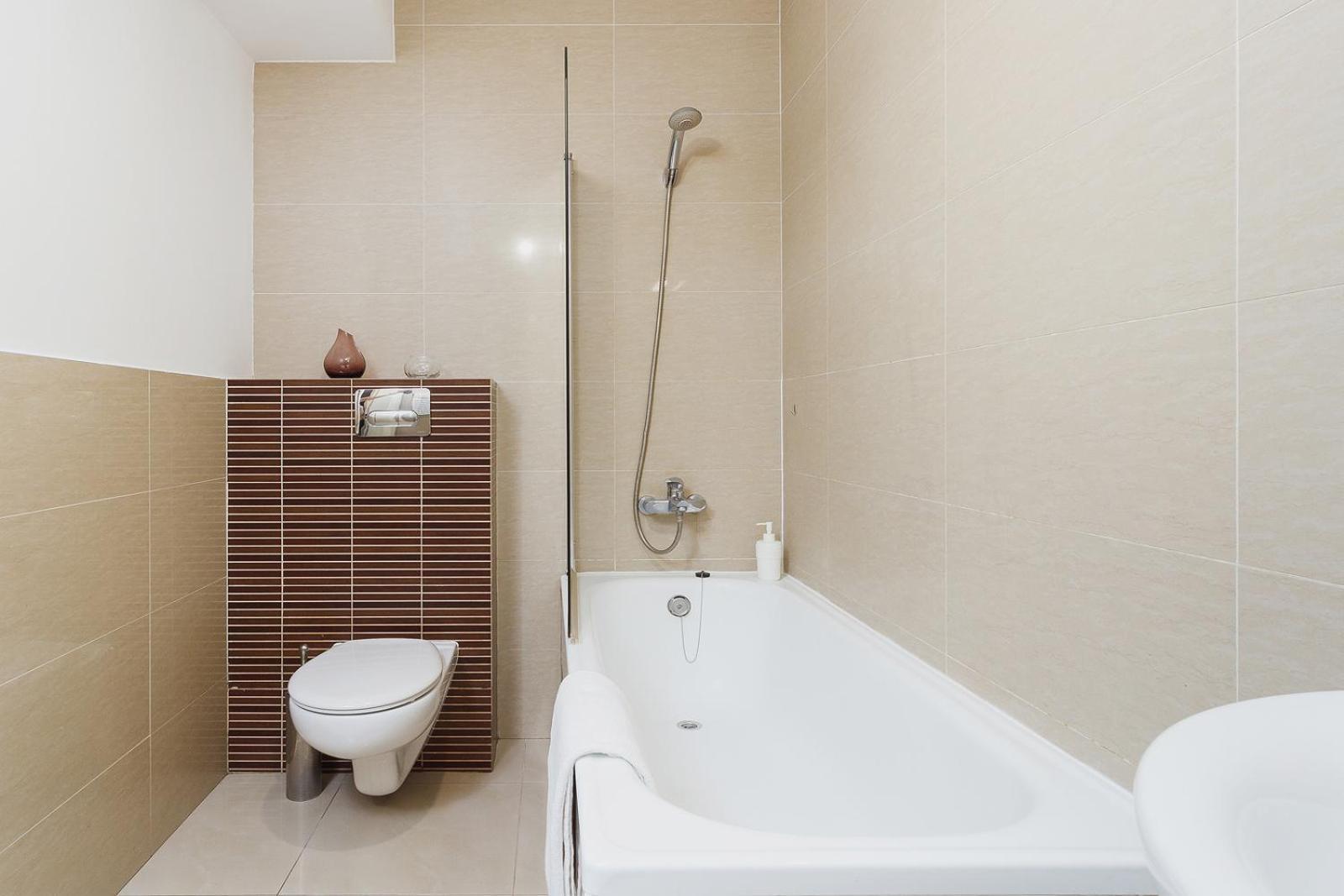 3-bedroom With Balcony- Krowoderska Apartment