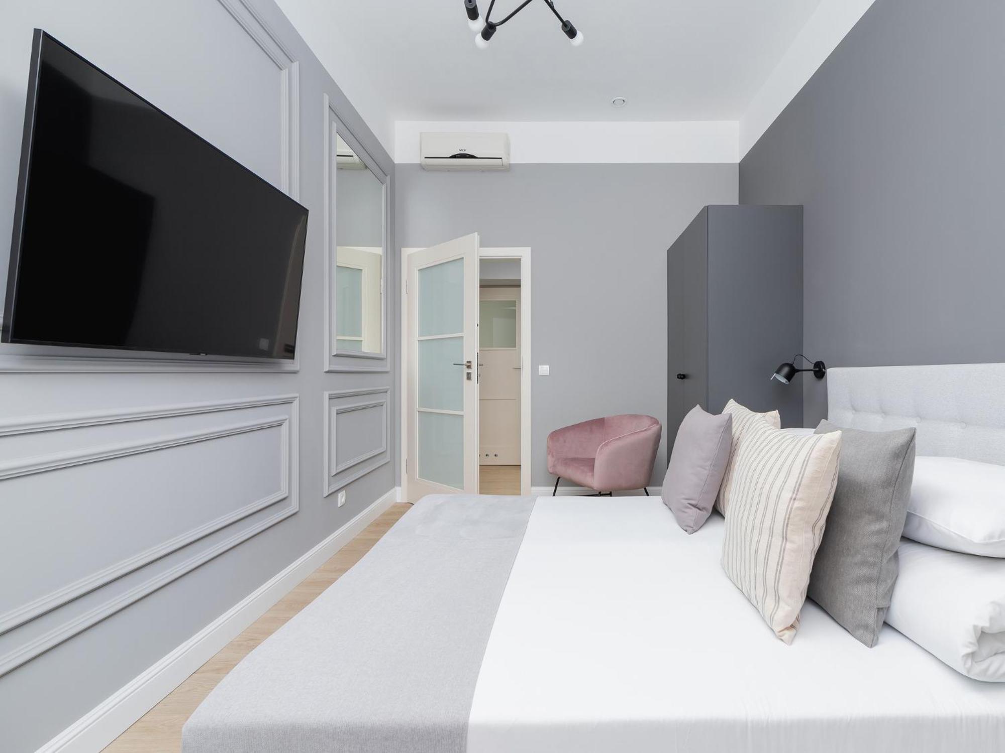 4 Bedroom - Main Square Apartment