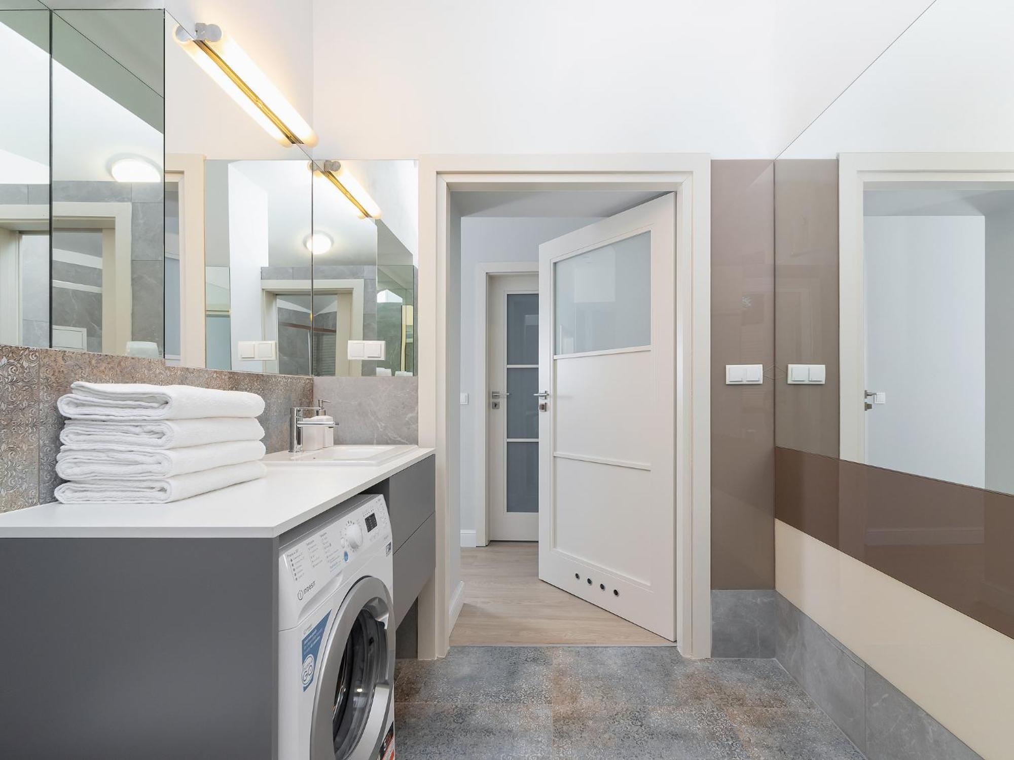 Apartment 4 Bedroom - Main Square