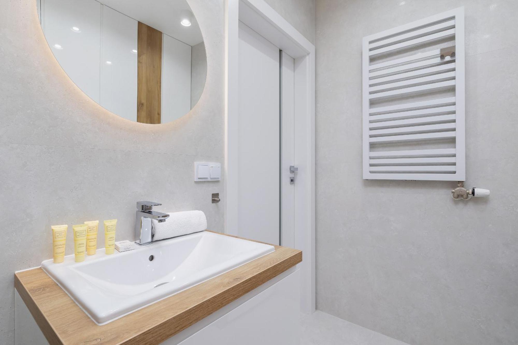 Apartment Nowoczesny Z Parkingiem Na Alei Pokoju W Krakowie By Renters Krakow