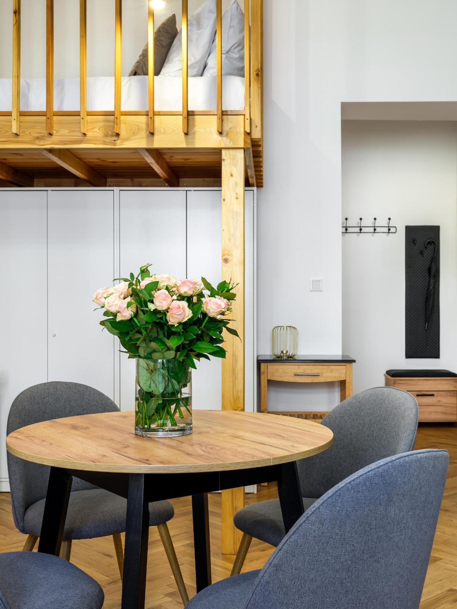 Tyzenhauz Siemiradzkiego Street Apartment *