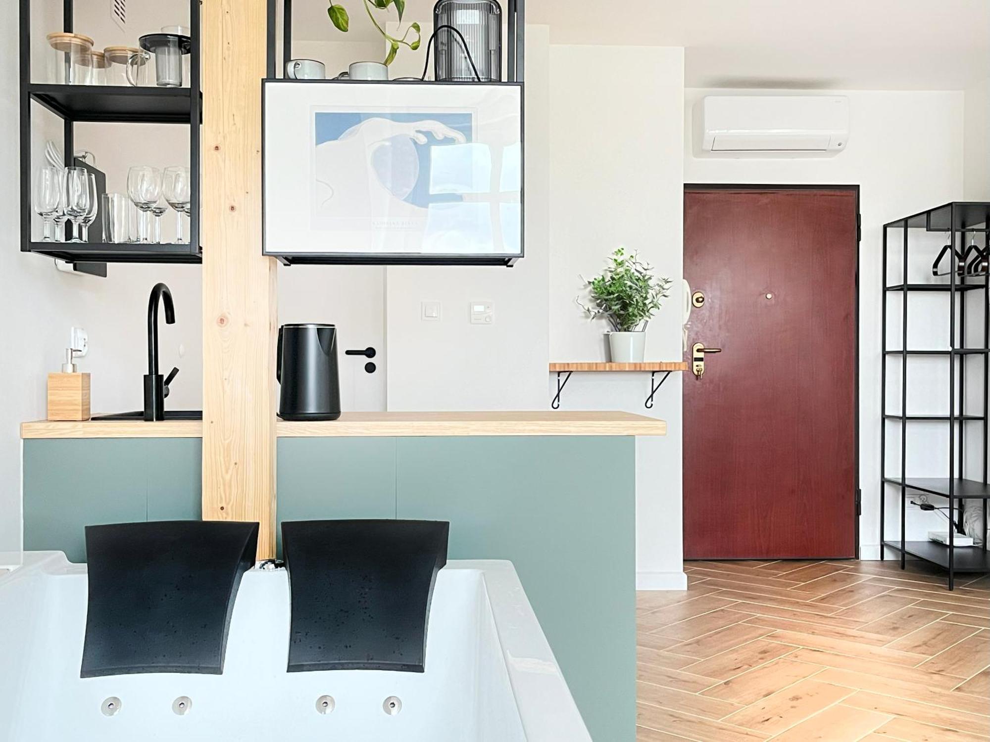 Jacuzzi Premium With Air Conditioning, Main Square Appartement