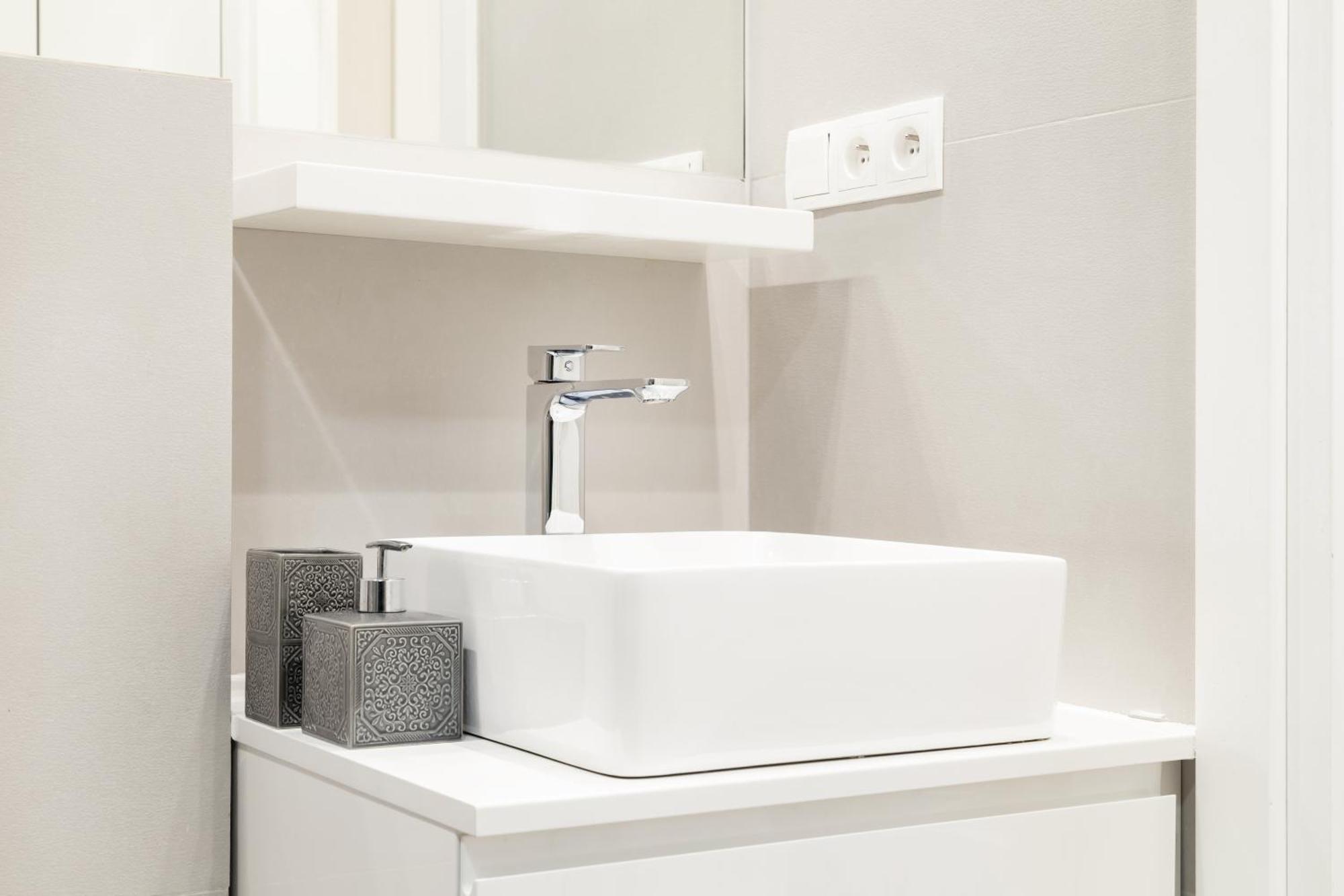 Househost : Sarego Street