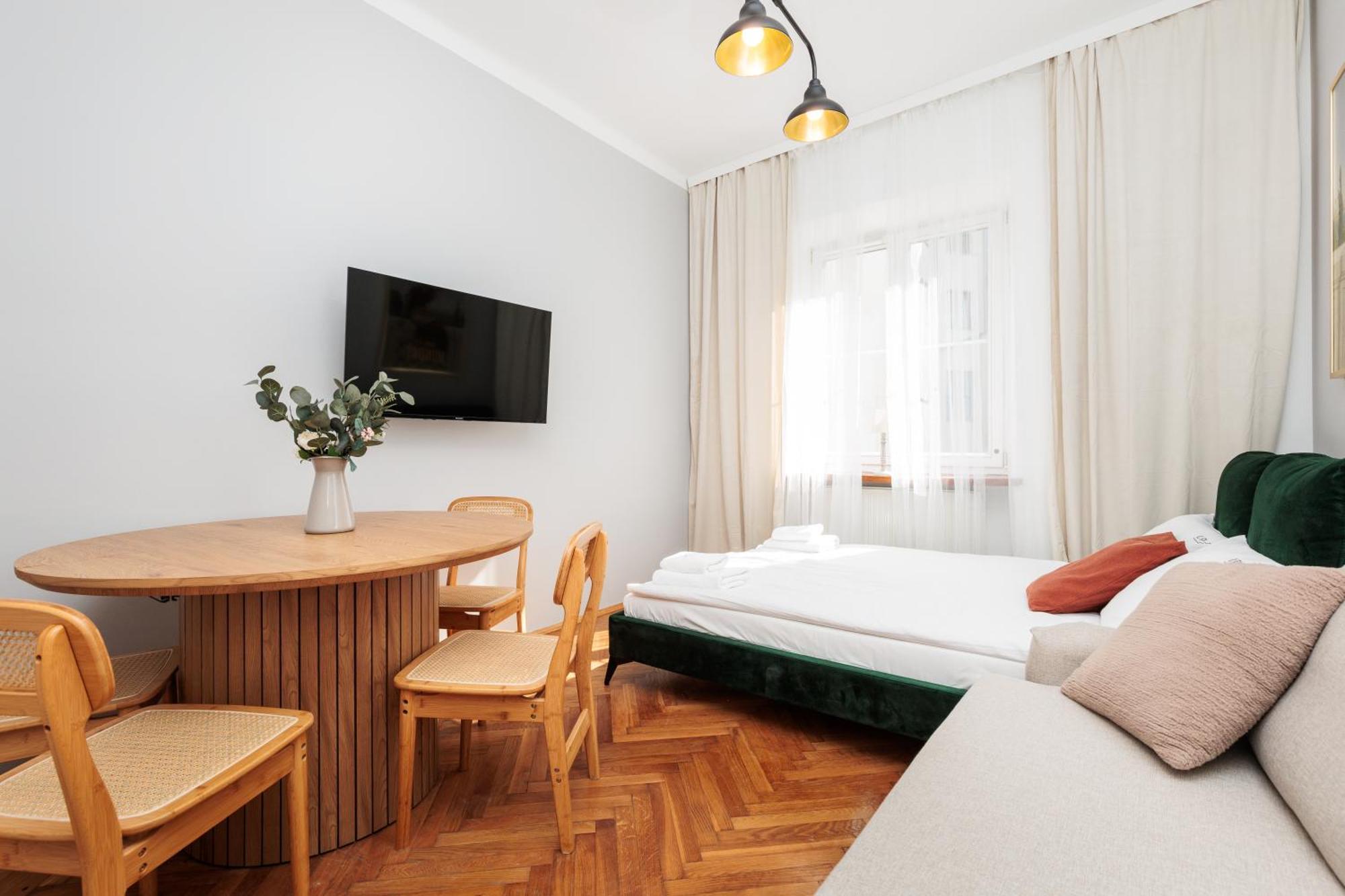Retro Glamour With A Modern Edge - By Upstairs * Krakow
