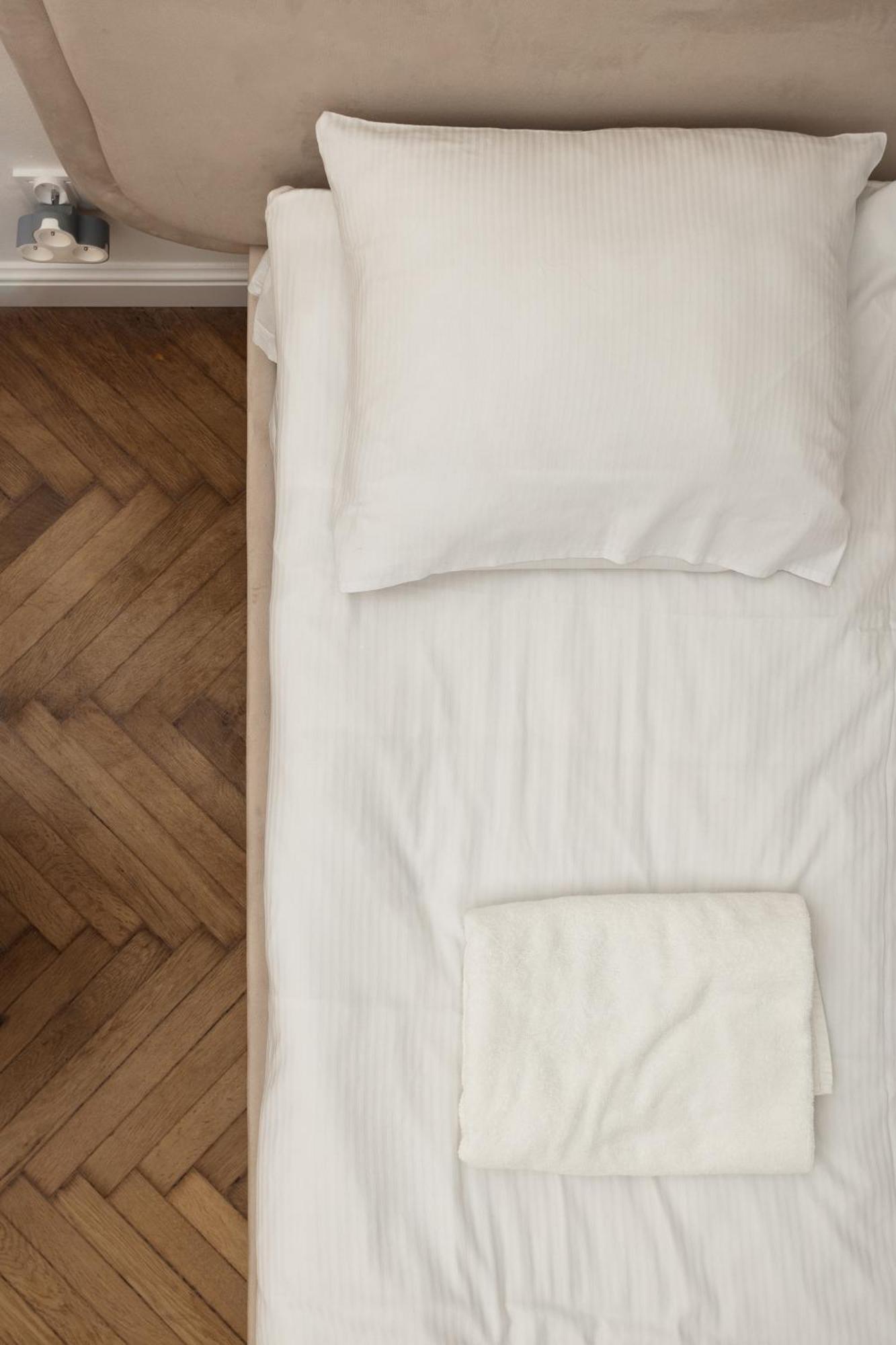 Comfort - By Upstairs Apartment *