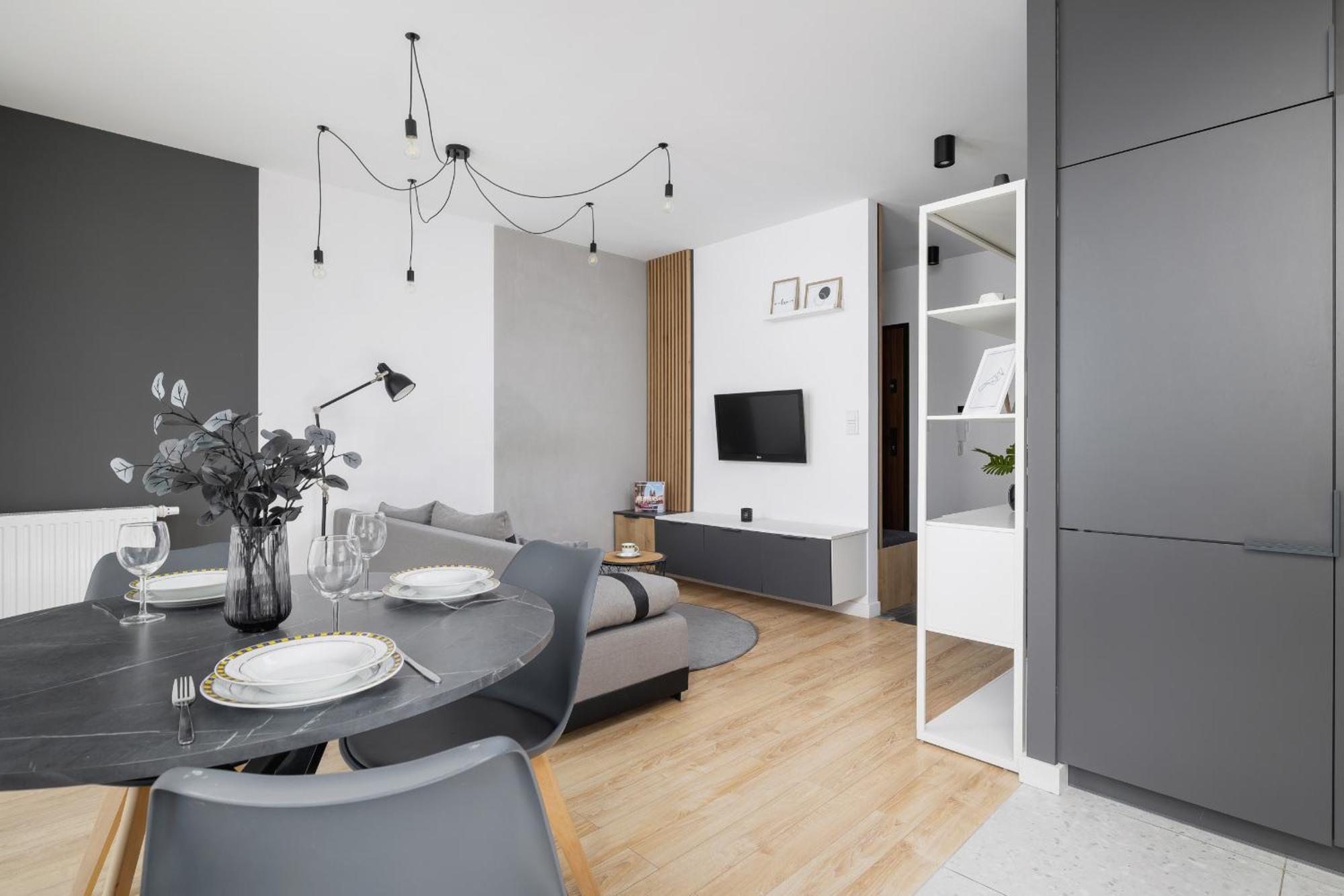 Elegant In Cracow With Balcony, Parking And Desk By Renters Apartament