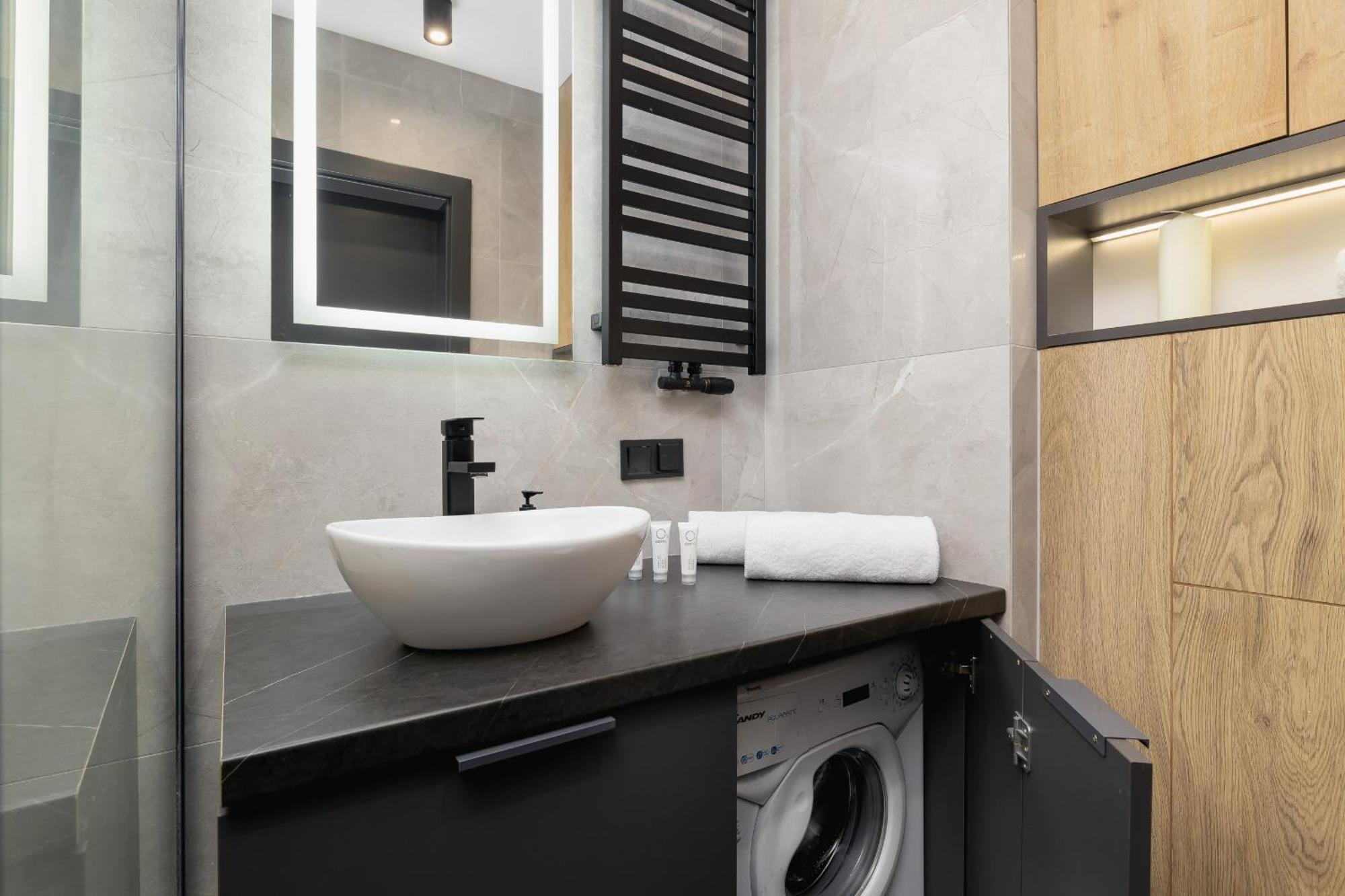 Apartament Elegant In Cracow With Balcony, Parking And Desk By Renters
