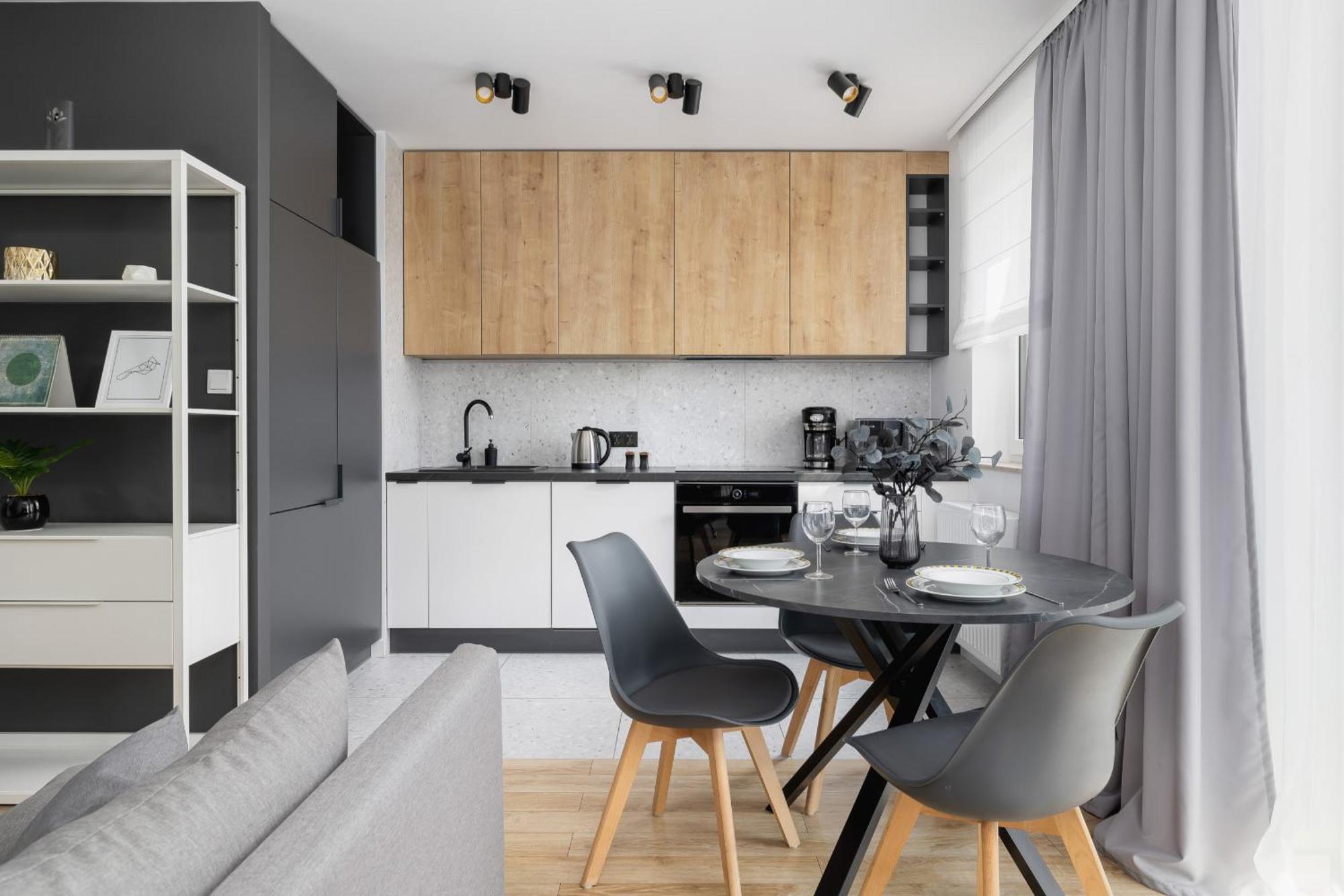 Elegant In Cracow With Balcony, Parking And Desk By Renters