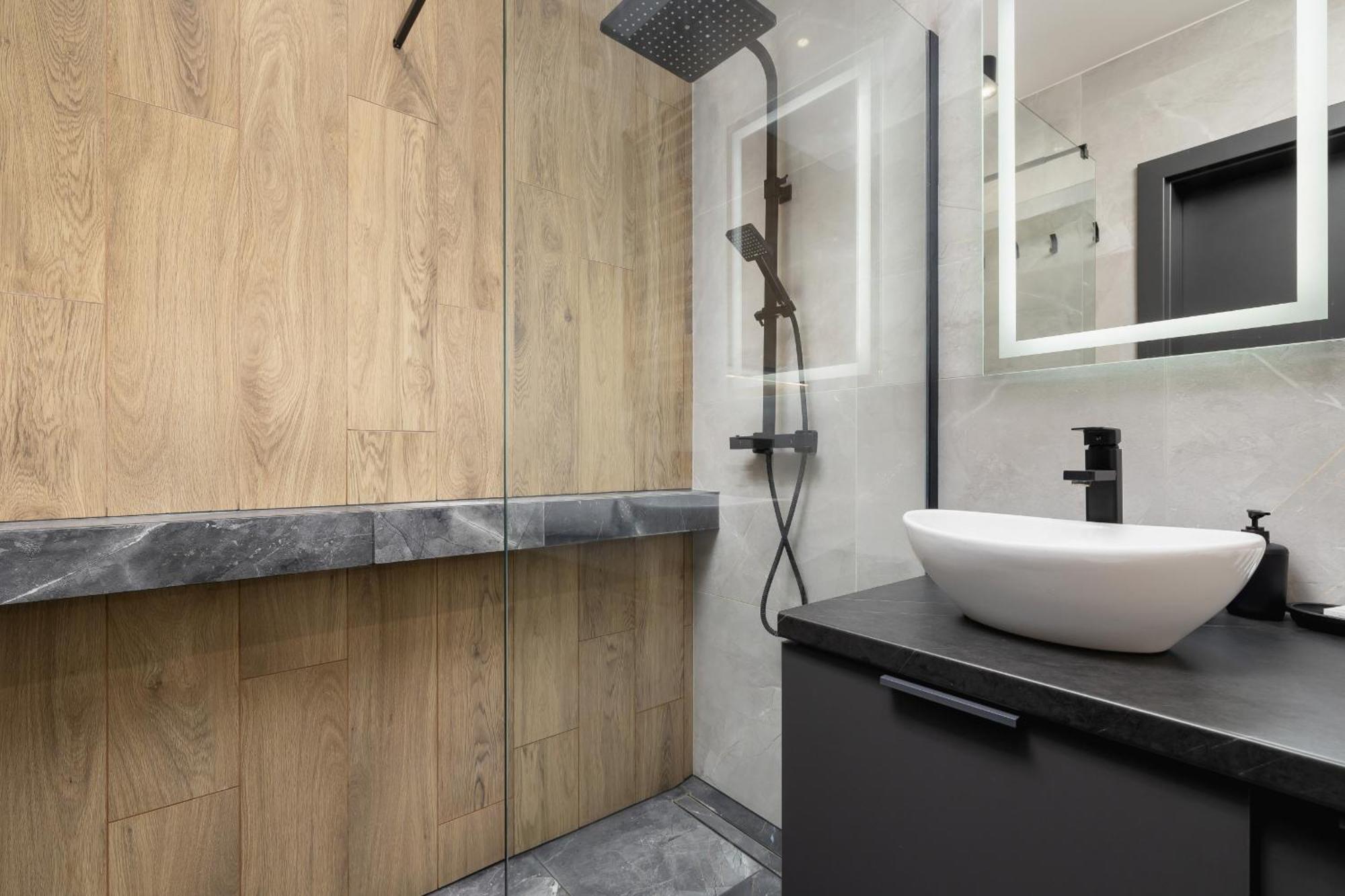 Elegant In Cracow With Balcony, Parking And Desk By Renters Apartament