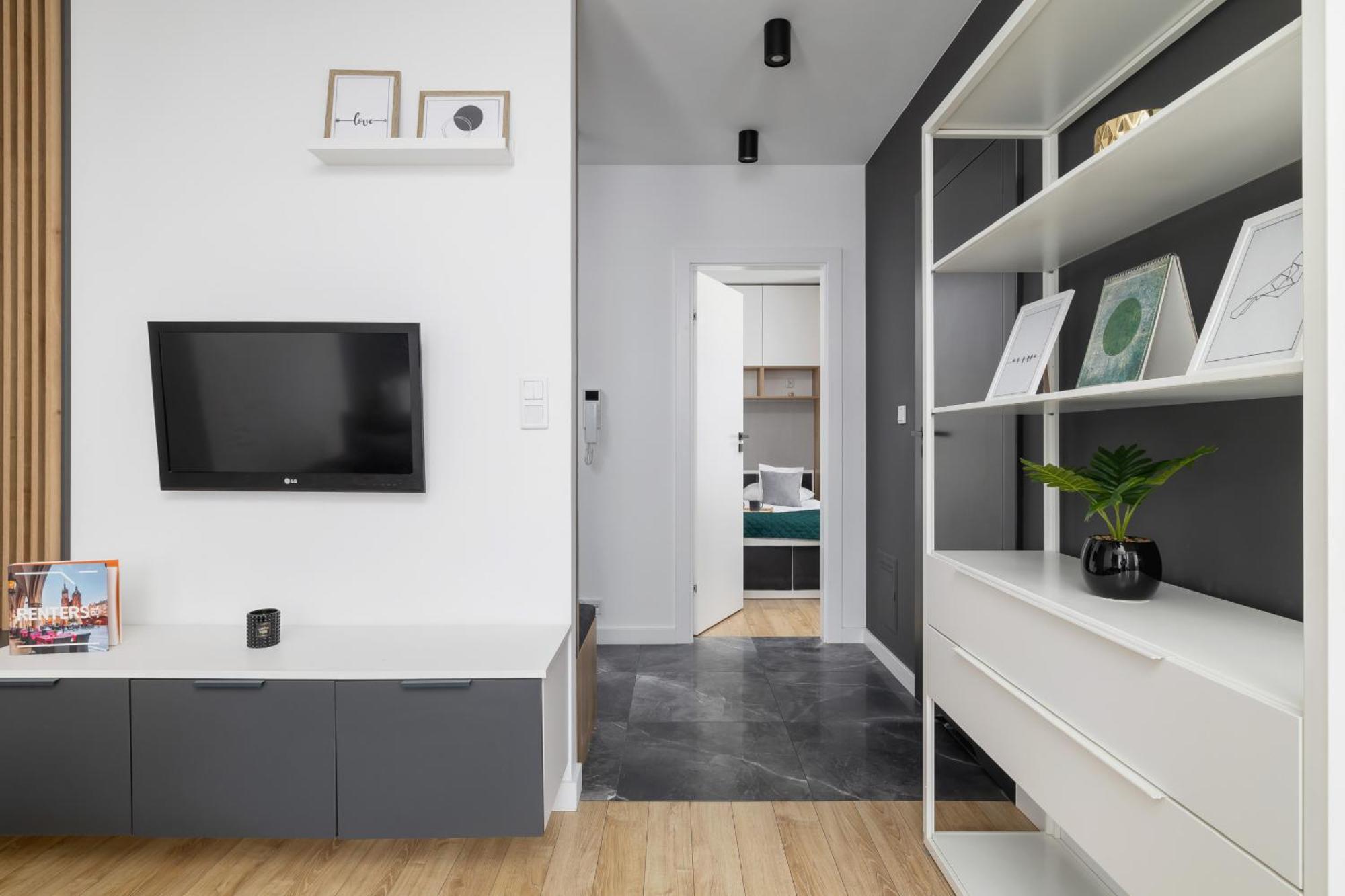 Elegant In Cracow With Balcony, Parking And Desk By Renters Apartament Kraków