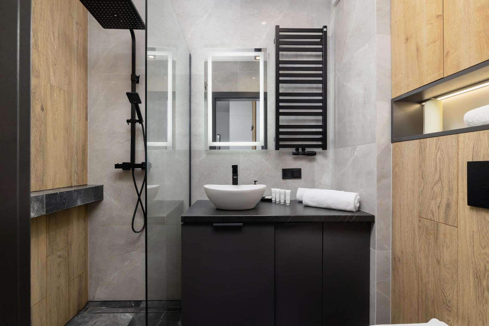 Elegant In Cracow With Balcony, Parking And Desk By Renters *