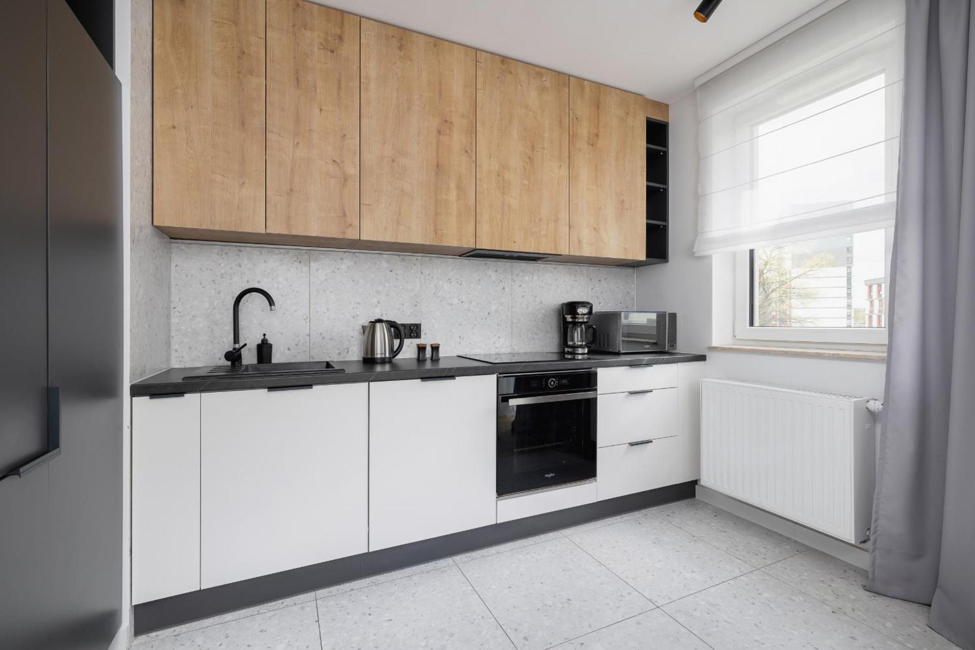 Elegant In Cracow With Balcony, Parking And Desk By Renters Apartament