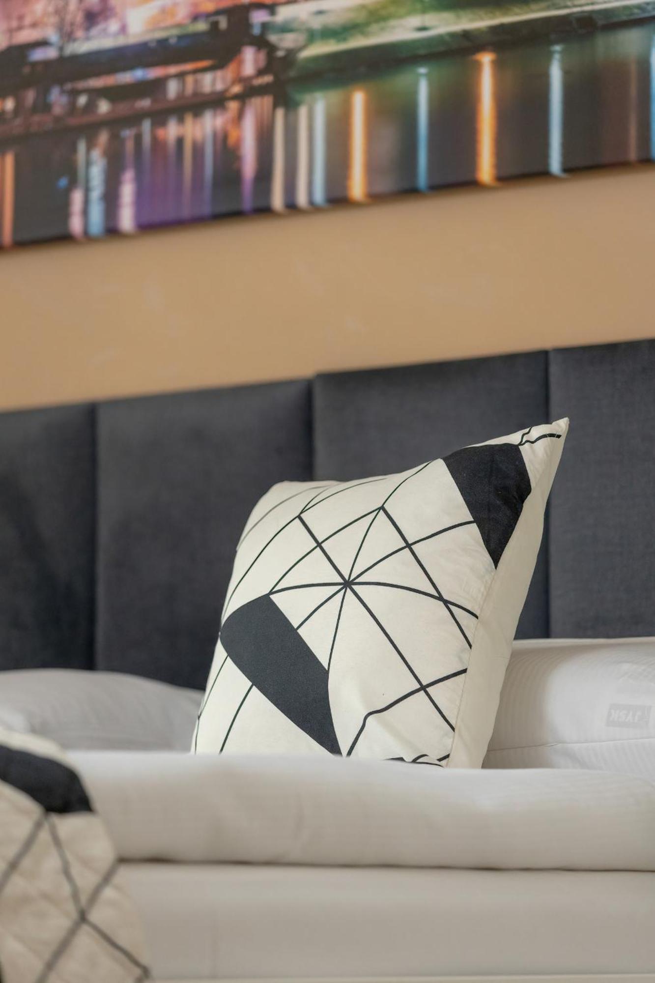 Appartement Przytulny Apartament Z Parkingiem I Biurkiem Przy Kazimierzu W Krakowie By Renters Krakau