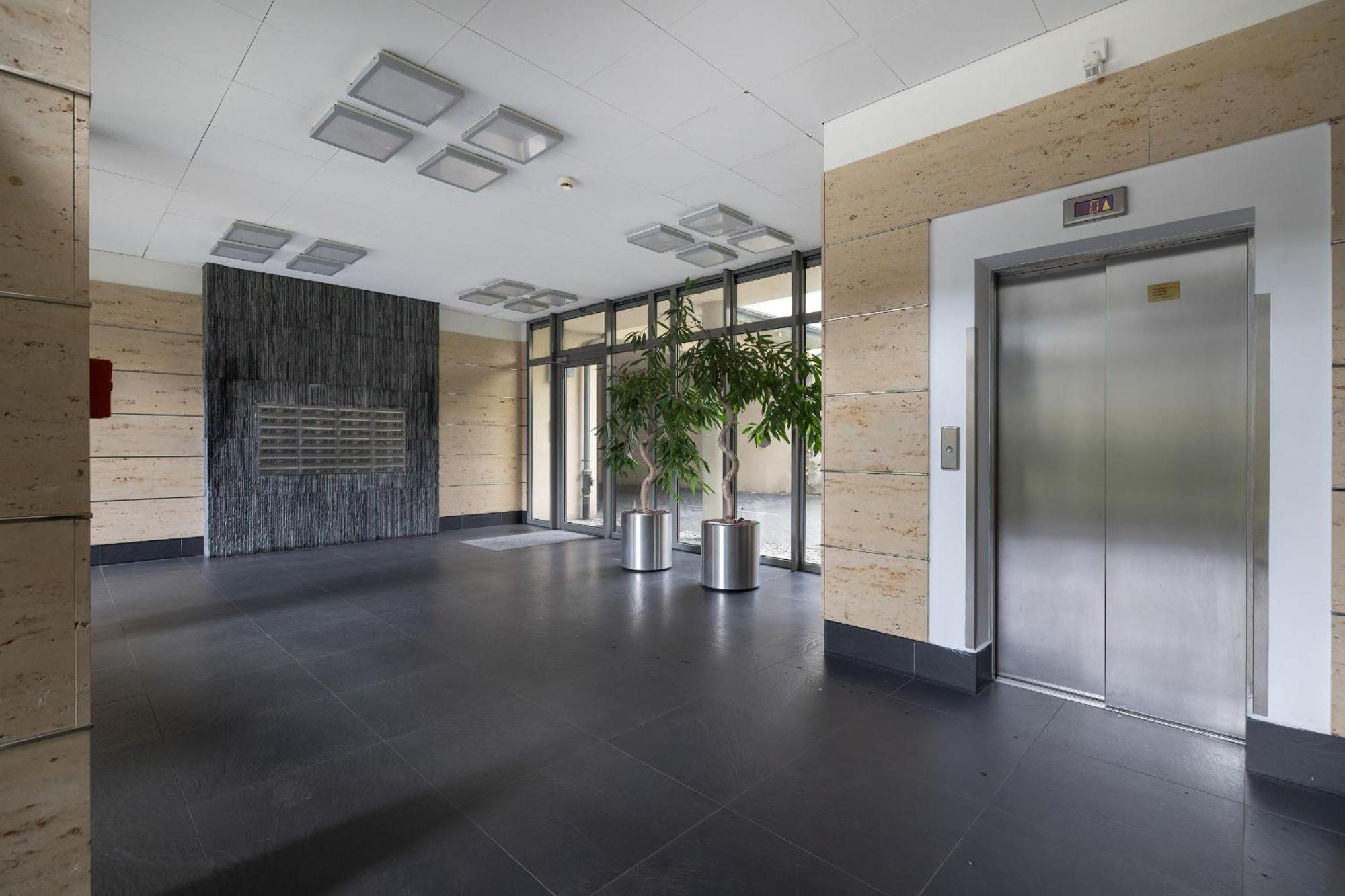 Przytulny Apartament Z Parkingiem I Biurkiem Przy Kazimierzu W Krakowie By Renters Appartement *