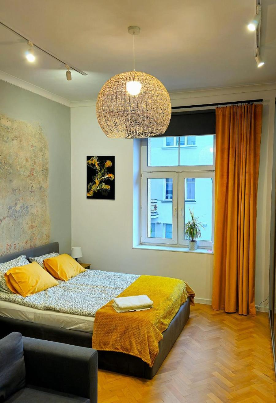 Stylish Art Free Parking Apartment