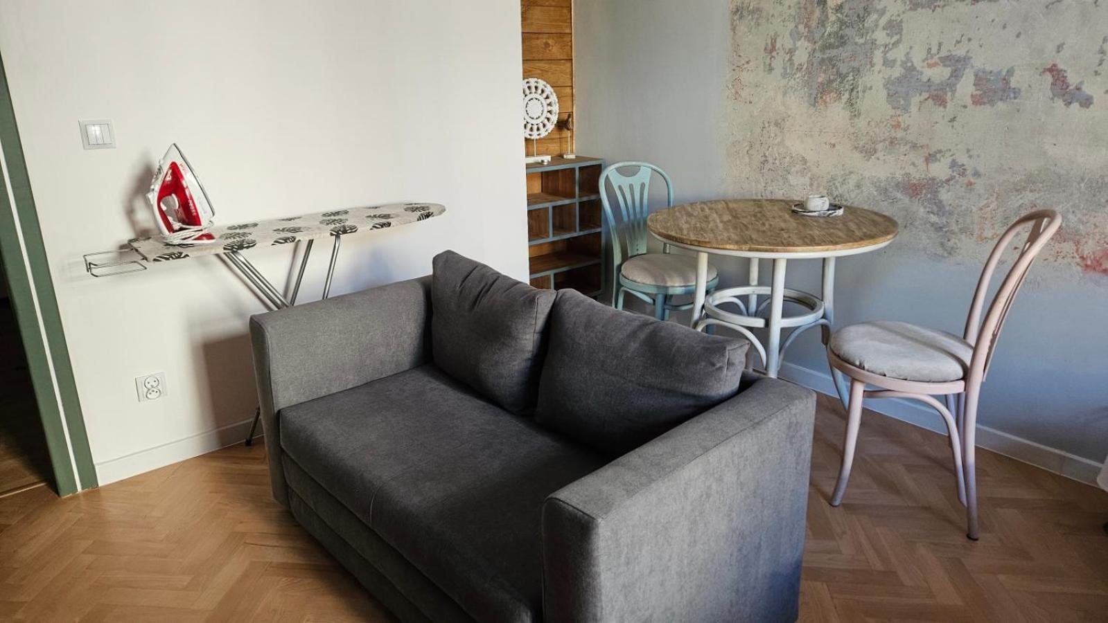 Stylish Art Free Parking Apartment