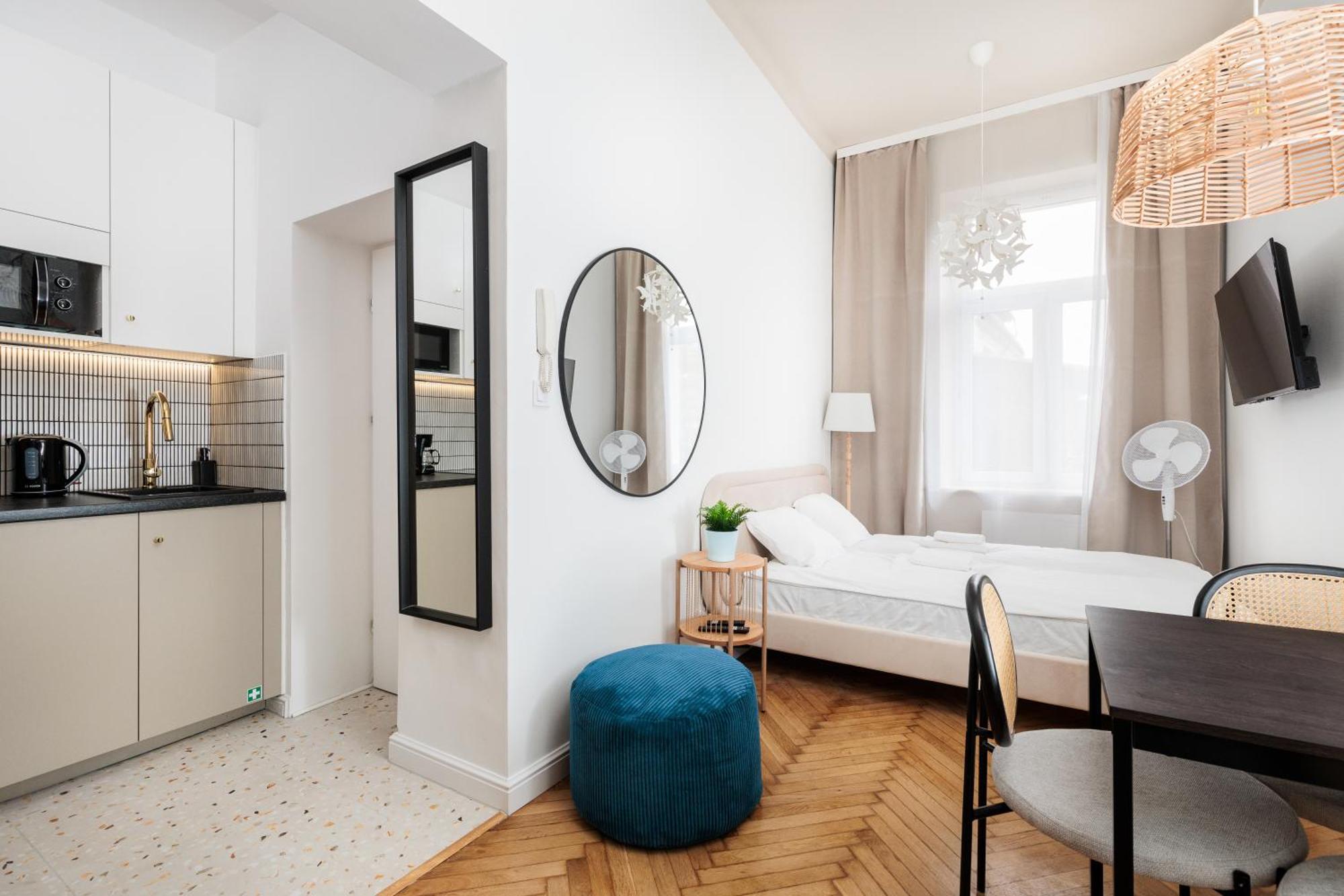 Comfort - By Upstairs Apartment