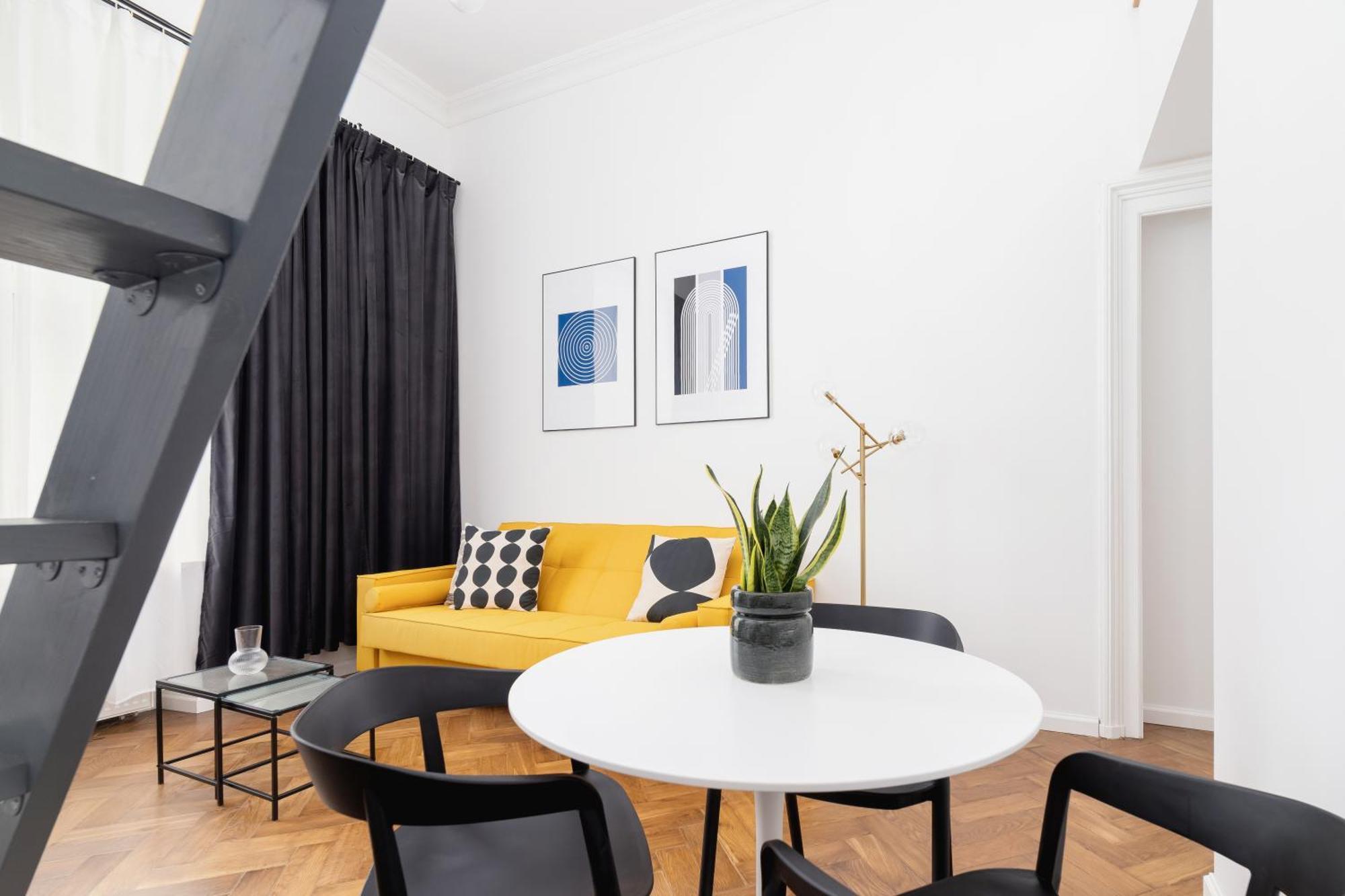 Main Square - Modern - 7 Gertrudy Street *