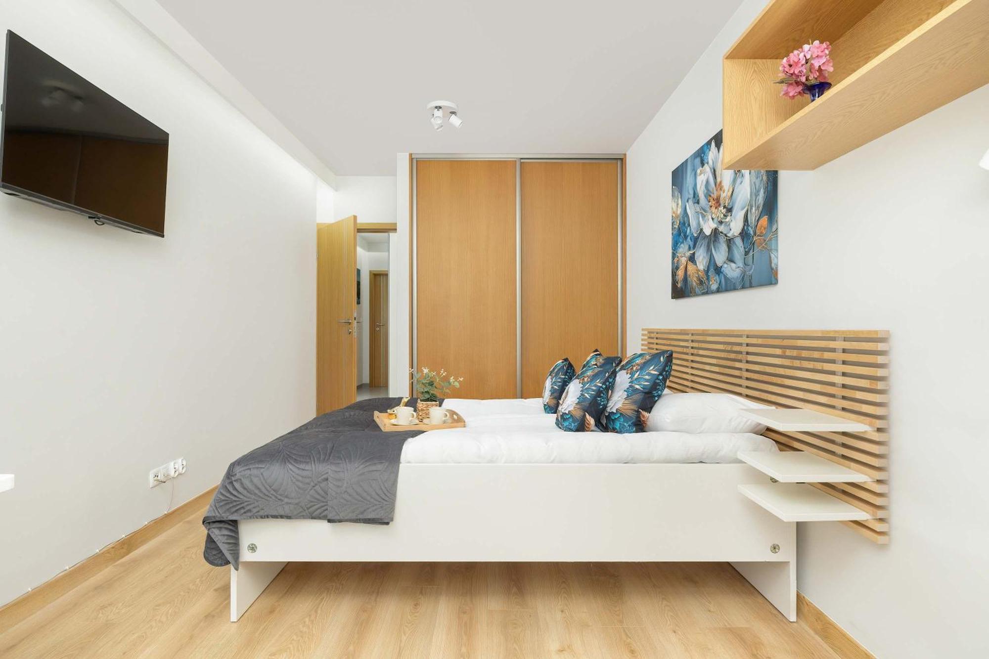 Grzegorzecka Family With Balcony & Parking Cracow By Renters Apartment