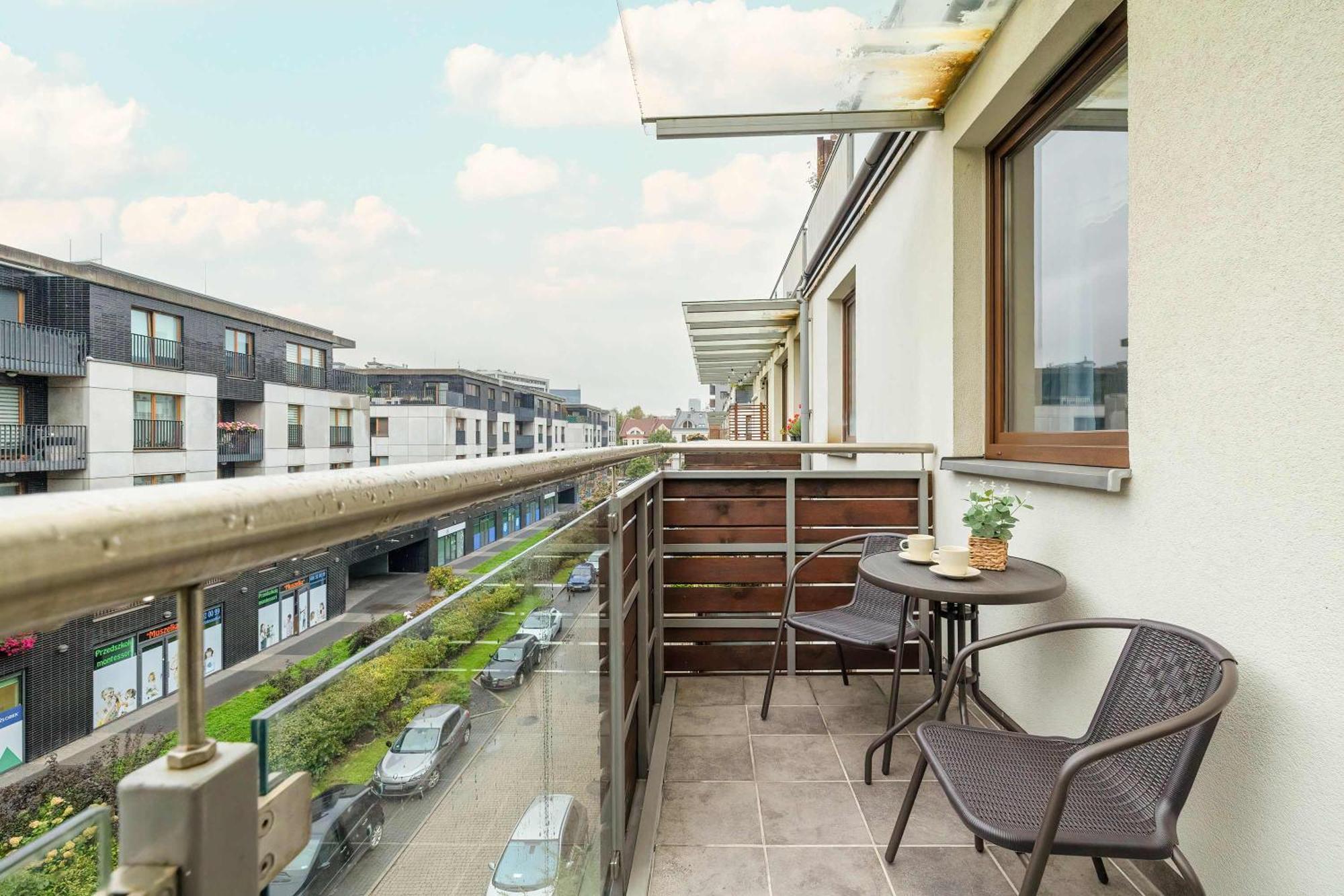 Grzegorzecka Family With Balcony & Parking Cracow By Renters Apartment