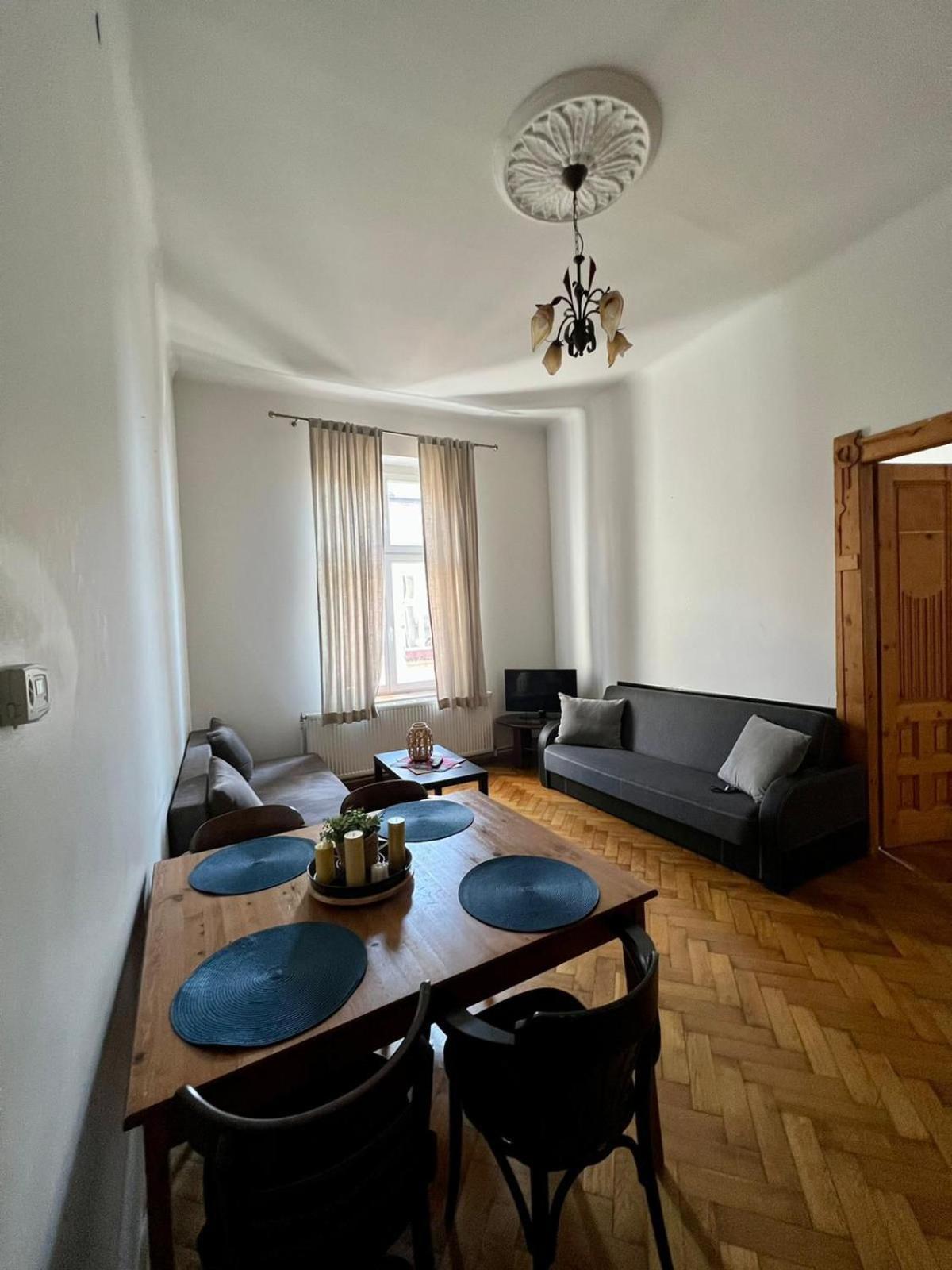 Old Town Apartment *