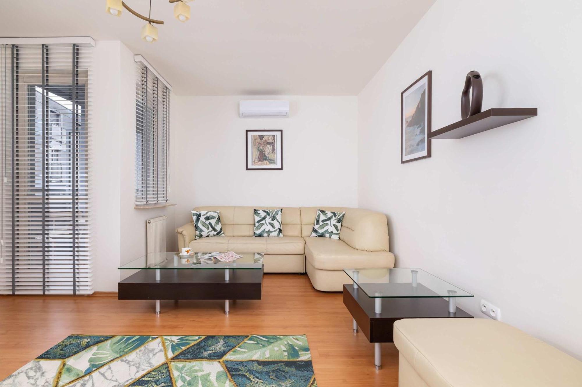 Bright Near Ice With Air Conditioning And Parking By Renters Apartamento