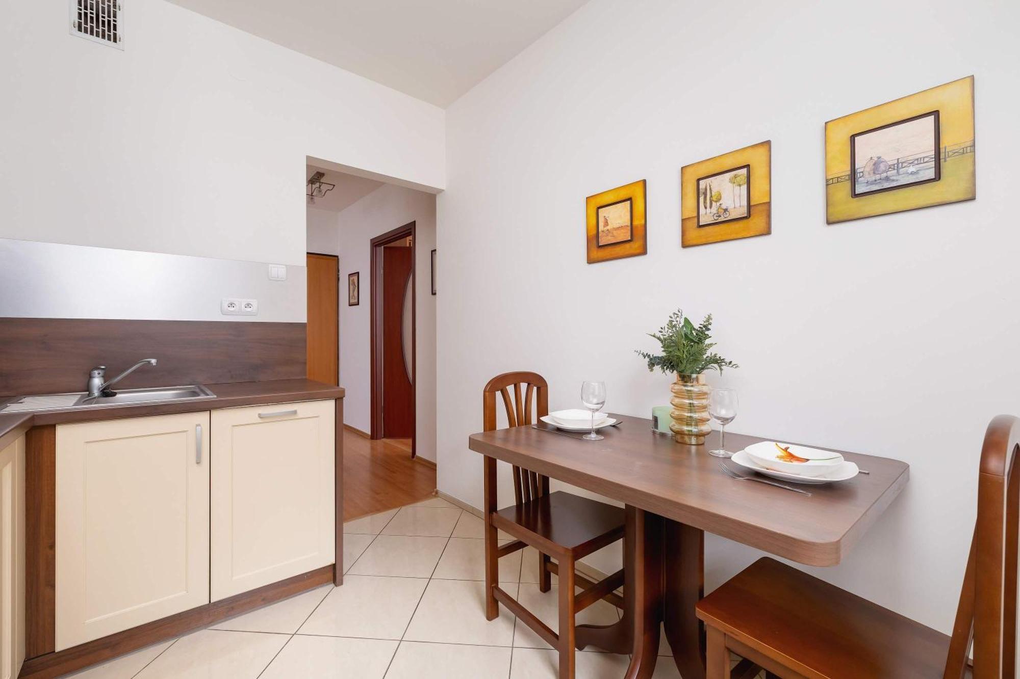 Bright Near Ice With Air Conditioning And Parking By Renters * Cracóvia