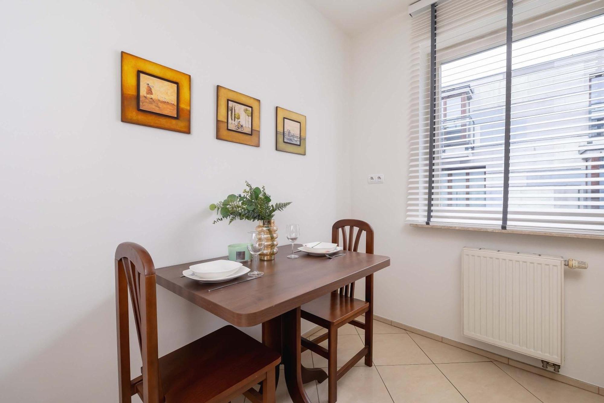 Bright Near Ice With Air Conditioning And Parking By Renters Apartment *
