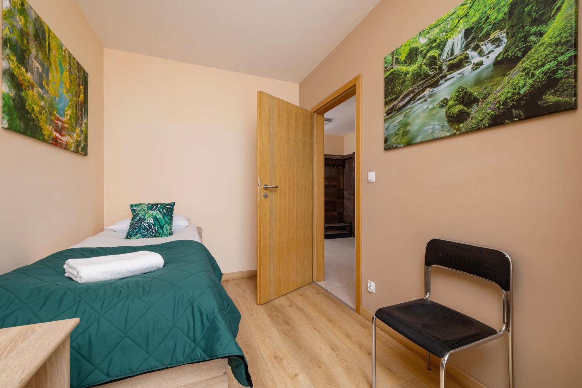 Grzegorzecka Family With Balcony & Parking Cracow By Renters Apartment
