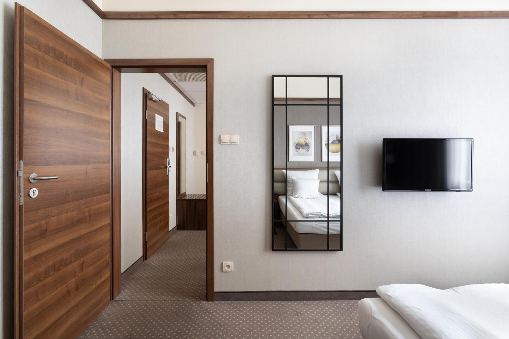 Golden Tulip Center 4*