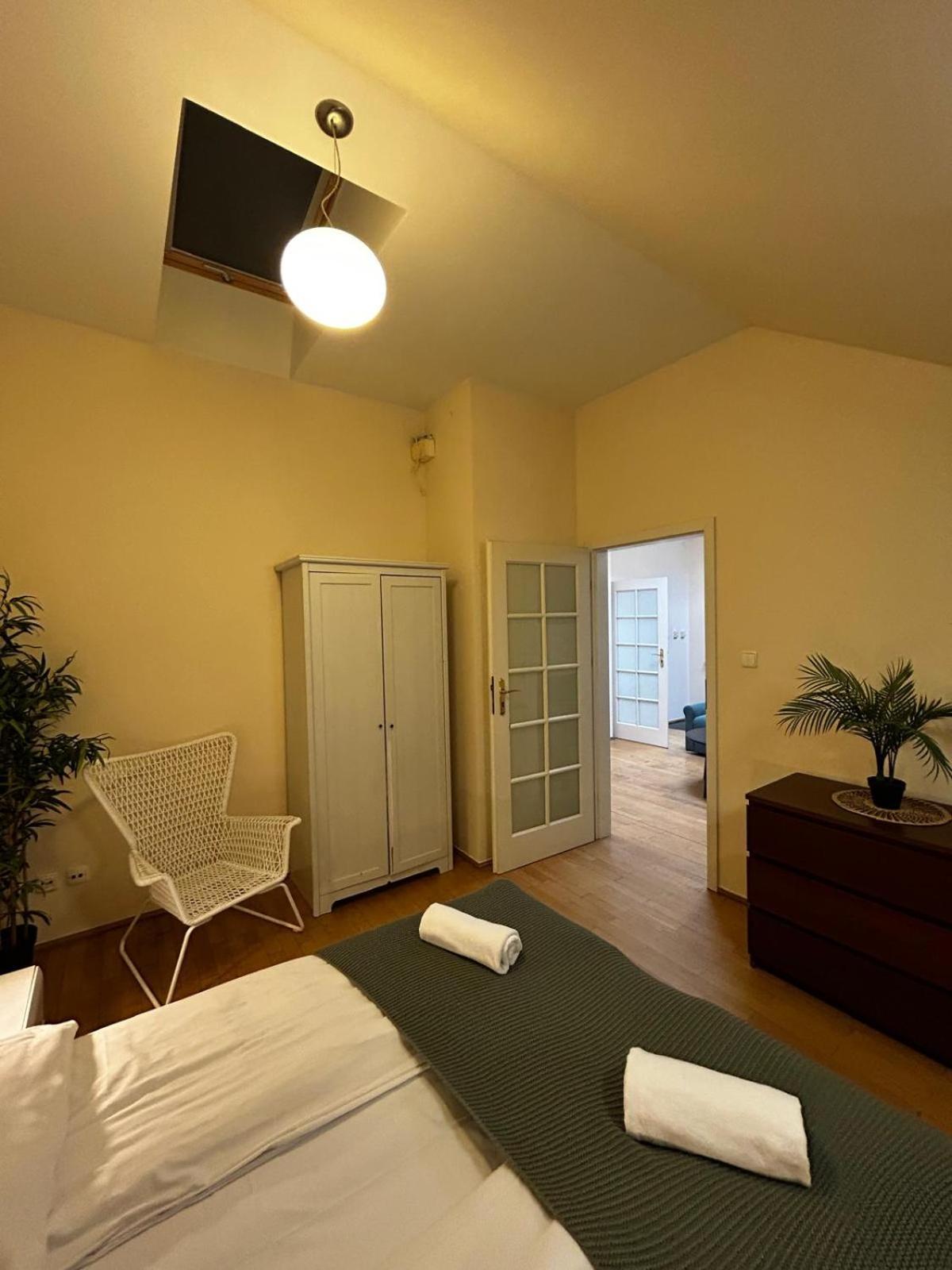 Golden With Lift - Old Town Apartament