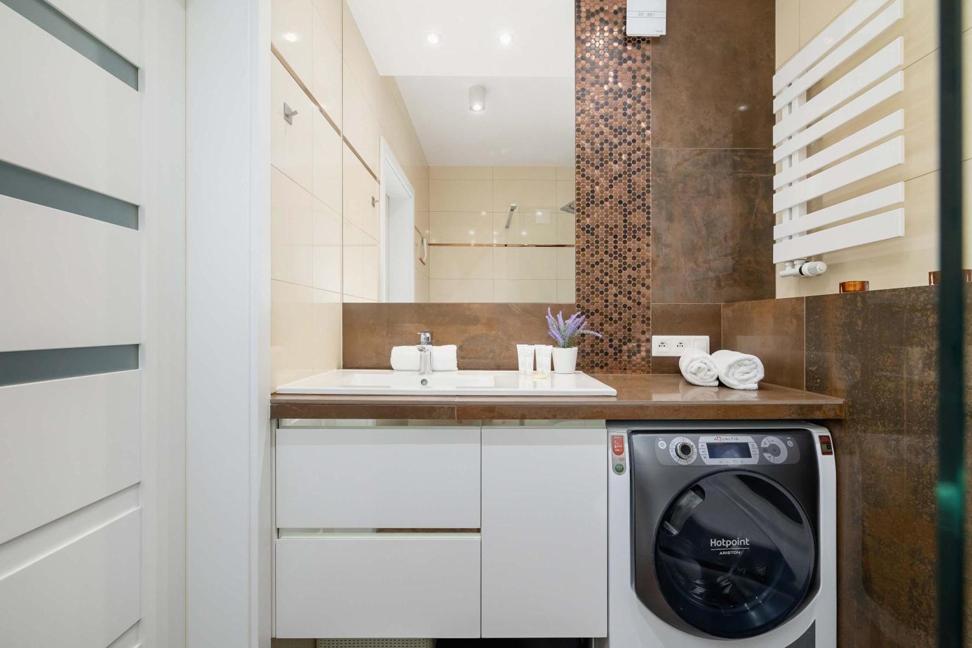 Cosy & Bright With Parking On The Cystersow Street By Renters