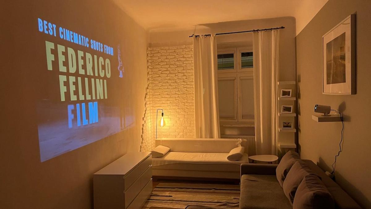 Apartment Cinema With A View Of Old Town