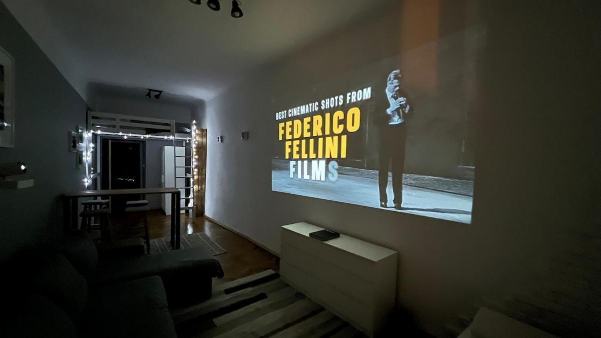 Cinema With A View Of Old Town Apartment *