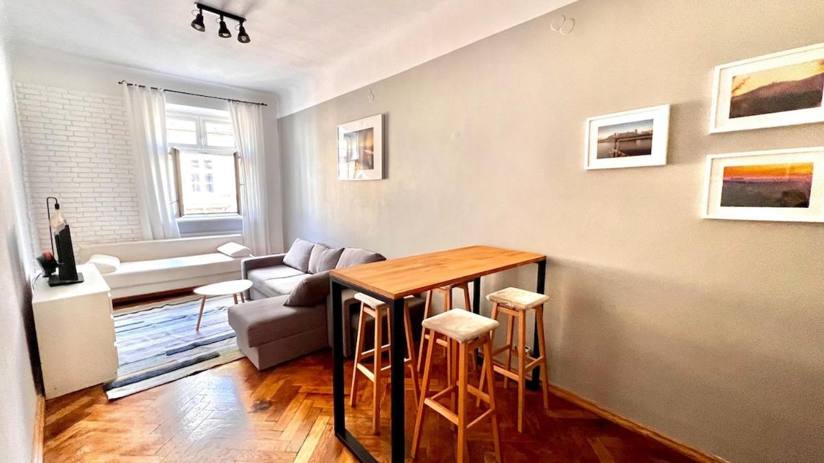 Cinema With A View Of Old Town Apartment *