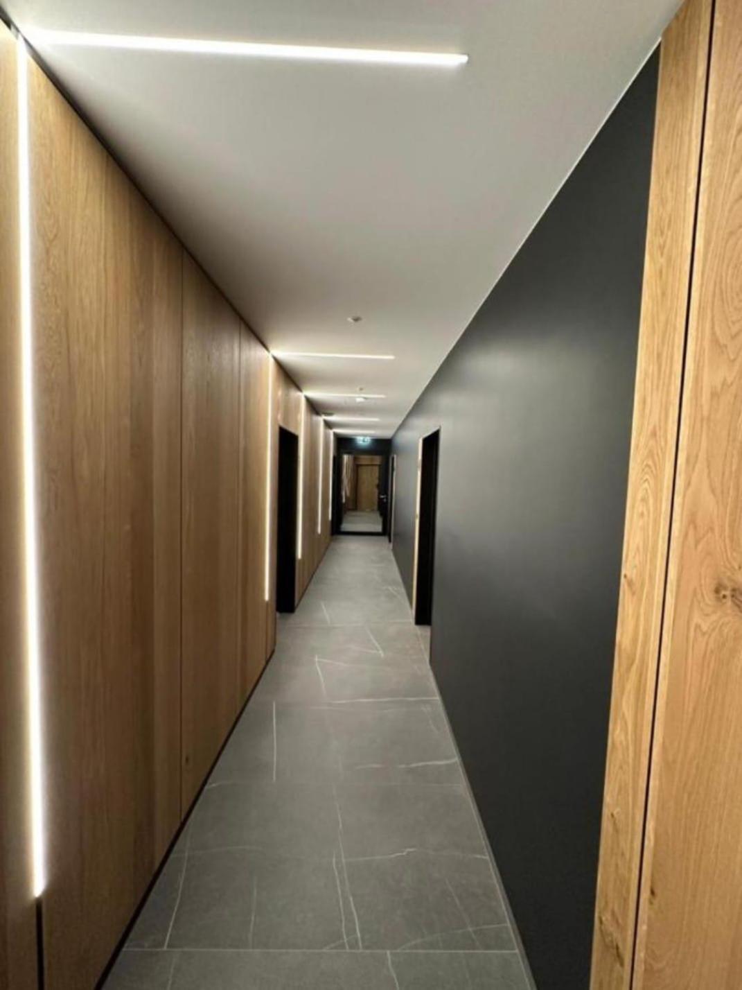 Deluxe Industrial Free Parking, Swimming Pool, Sauna & Gym Apartment Krakow