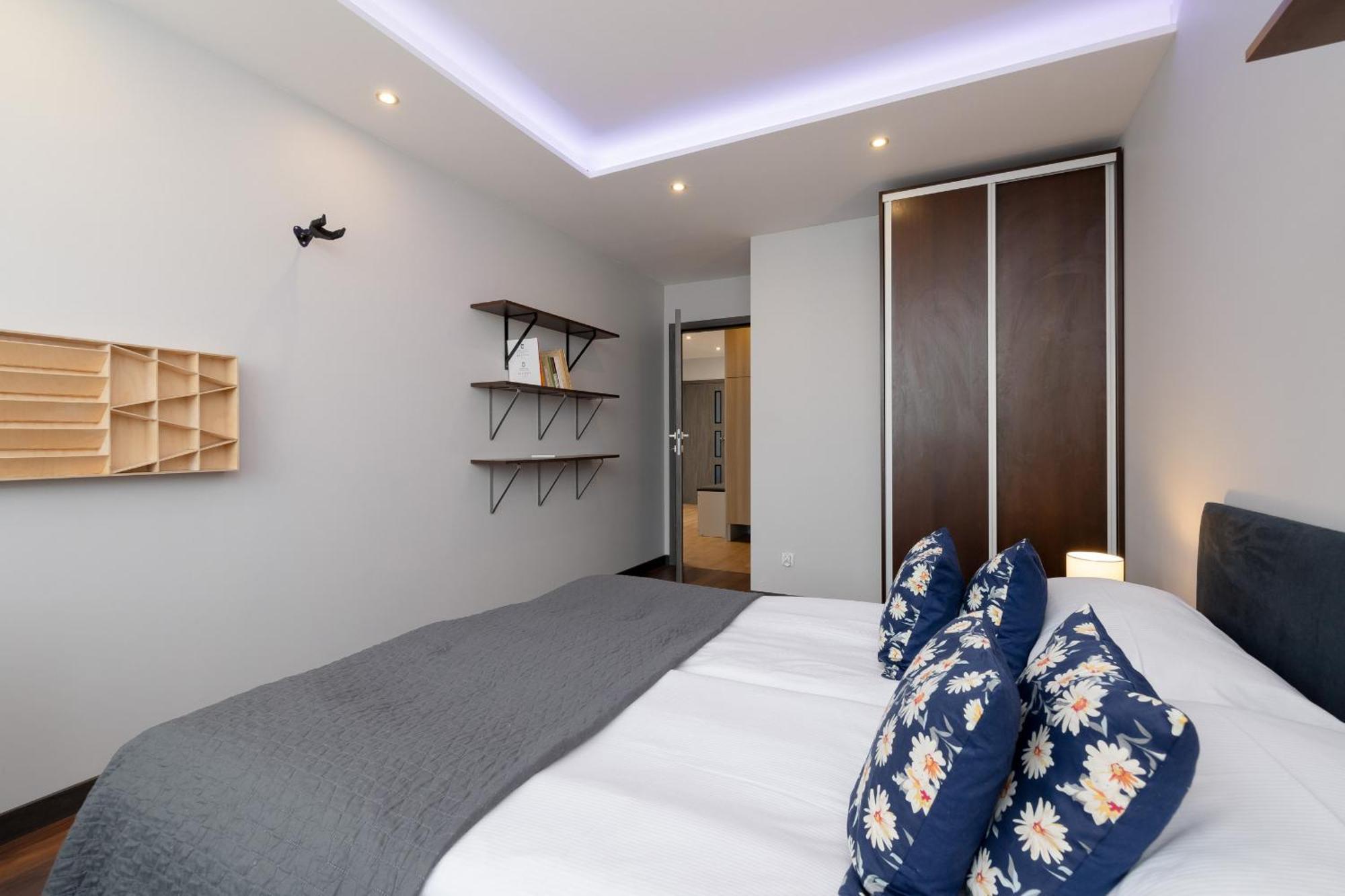 Spacious For 6 Guests In With Office By Renters Apartment