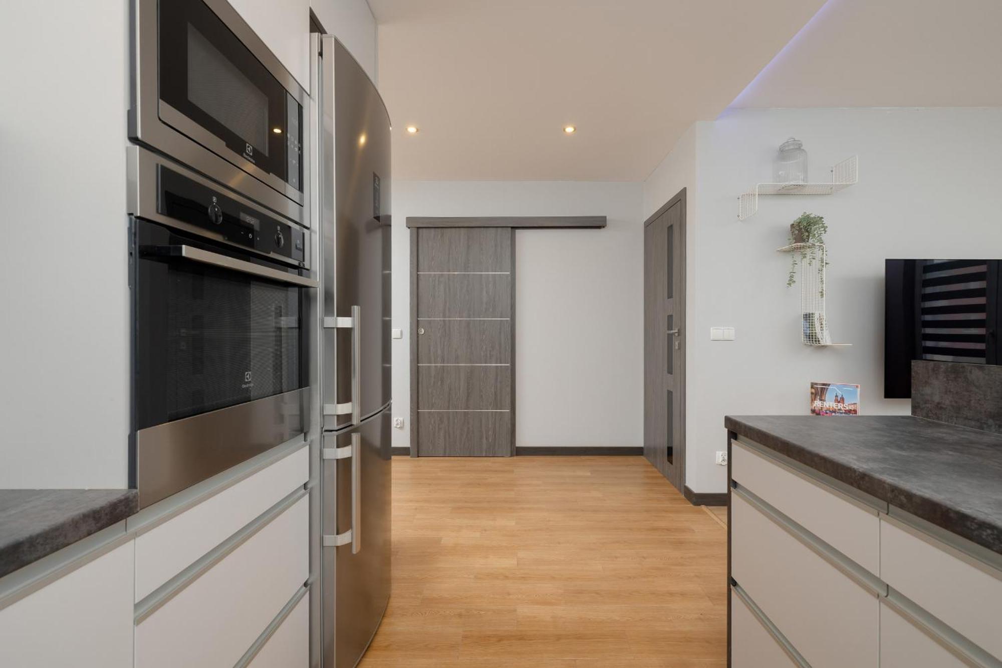 Apartment Spacious For 6 Guests In With Office By Renters Krakau