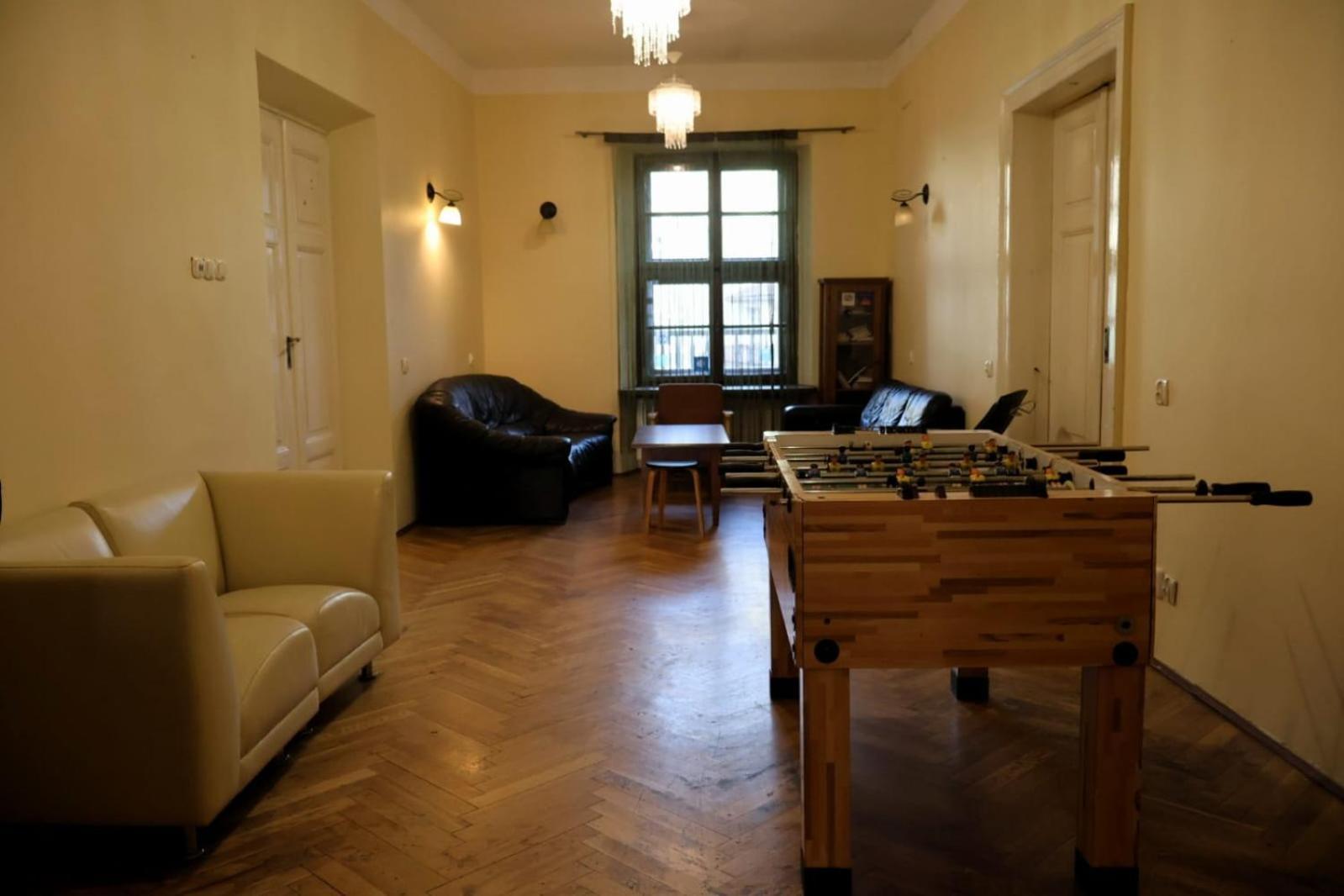 Apartment 50 People *