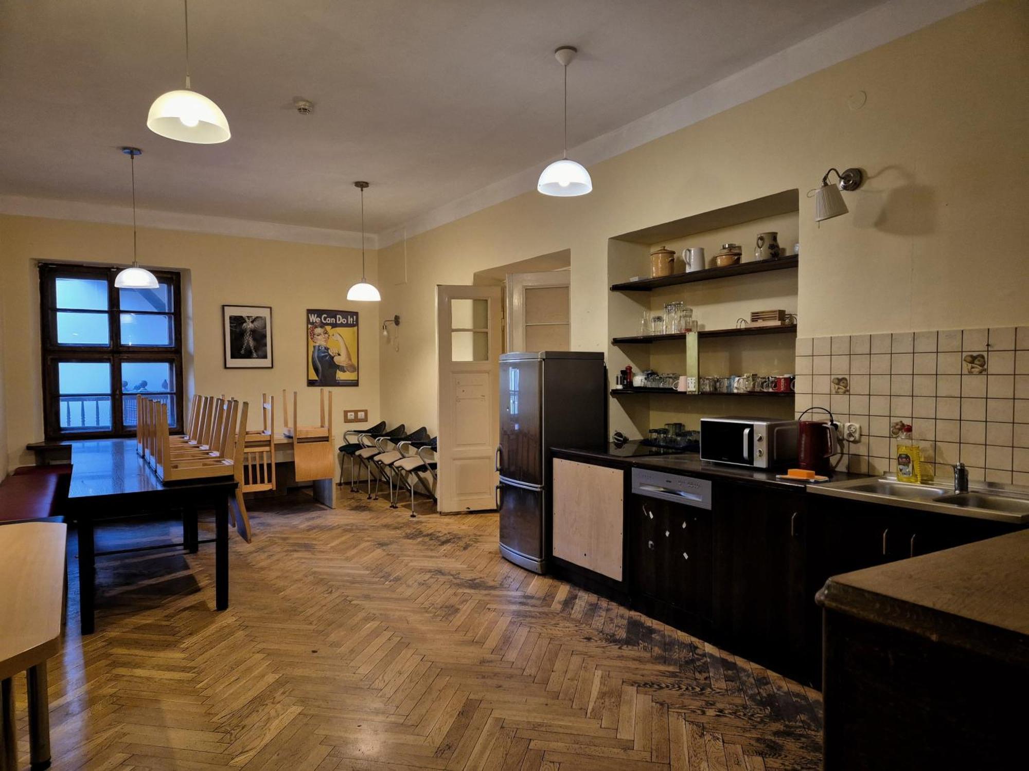 50 People Apartment