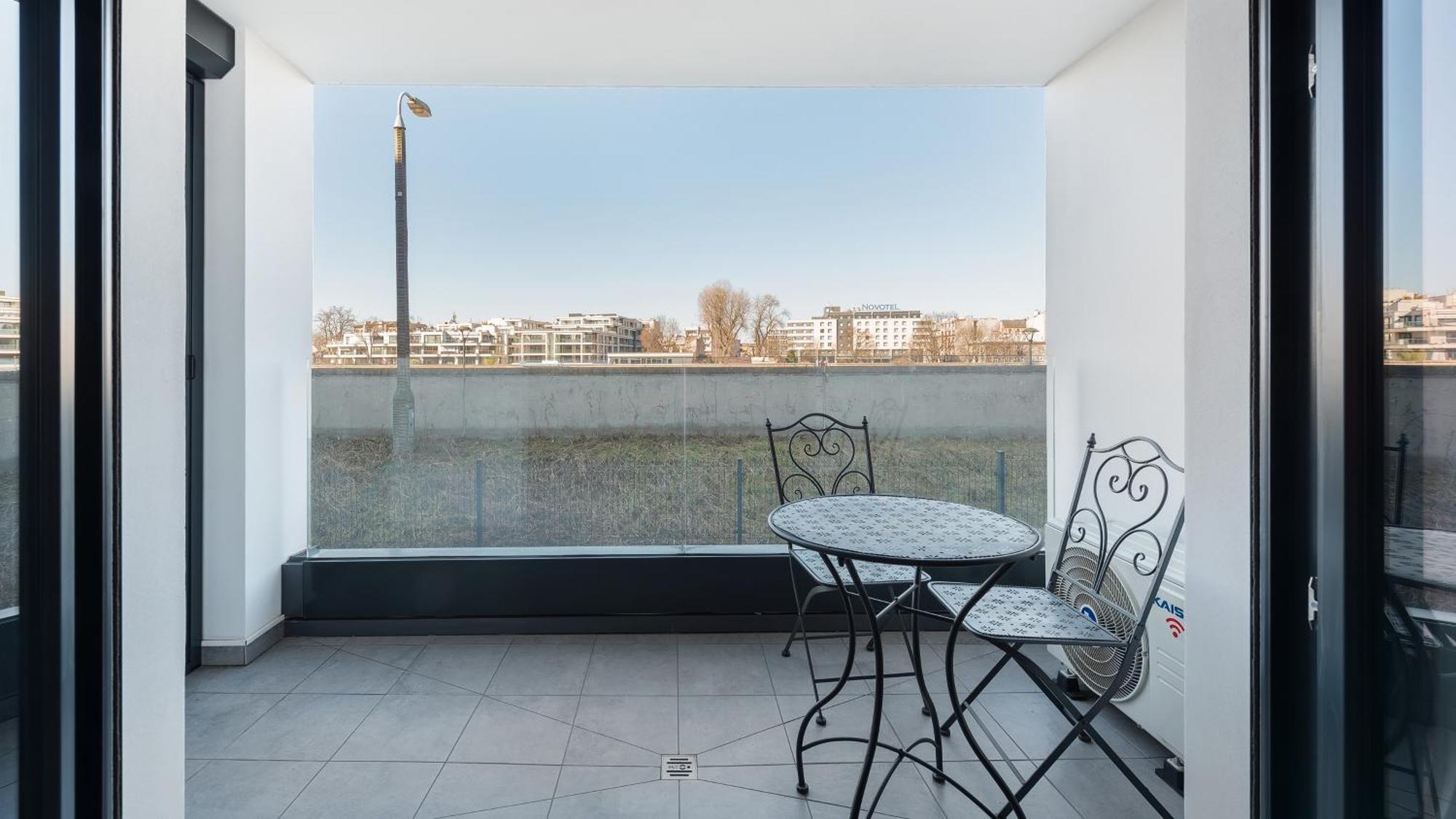 Riva Verona Near Old Town By Sun & Snow