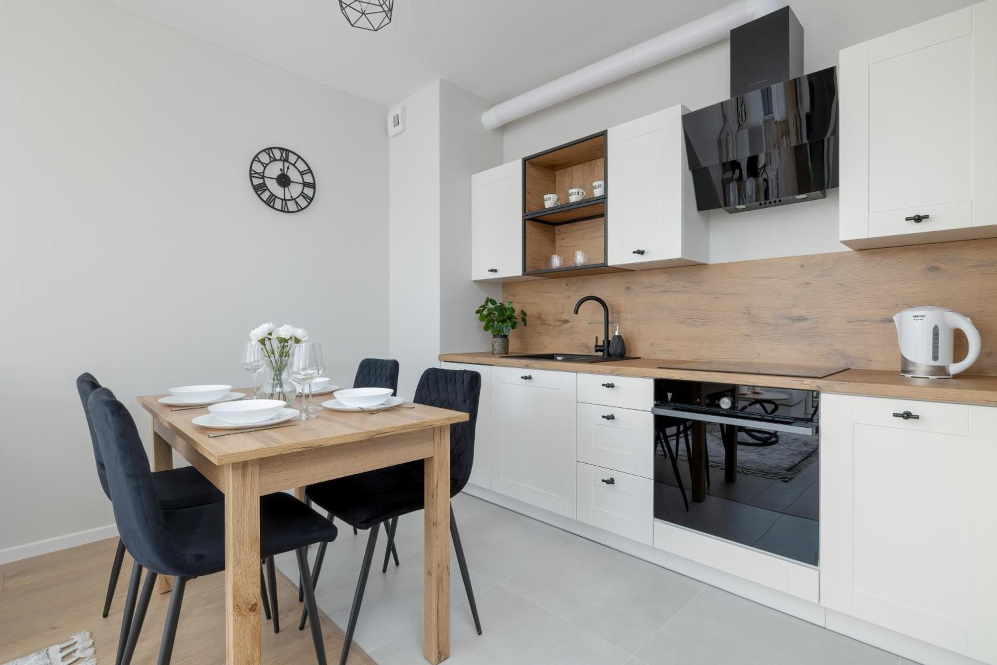 Apartment Bright Park Lotnikow Near Tauron Arena By Renters *